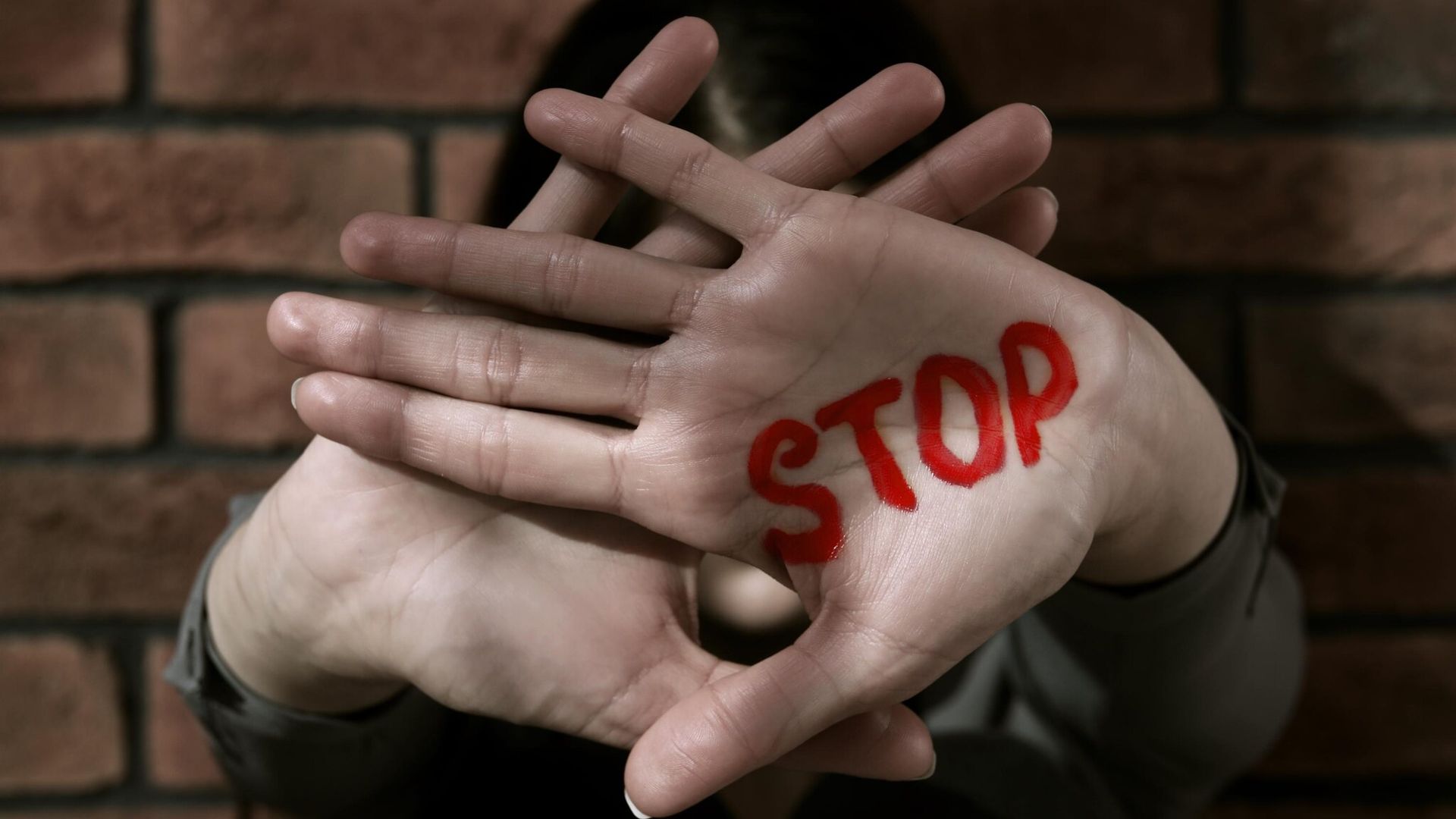Golpear a tu pareja, insultar o controlar su móvil, ¿no es maltrato?