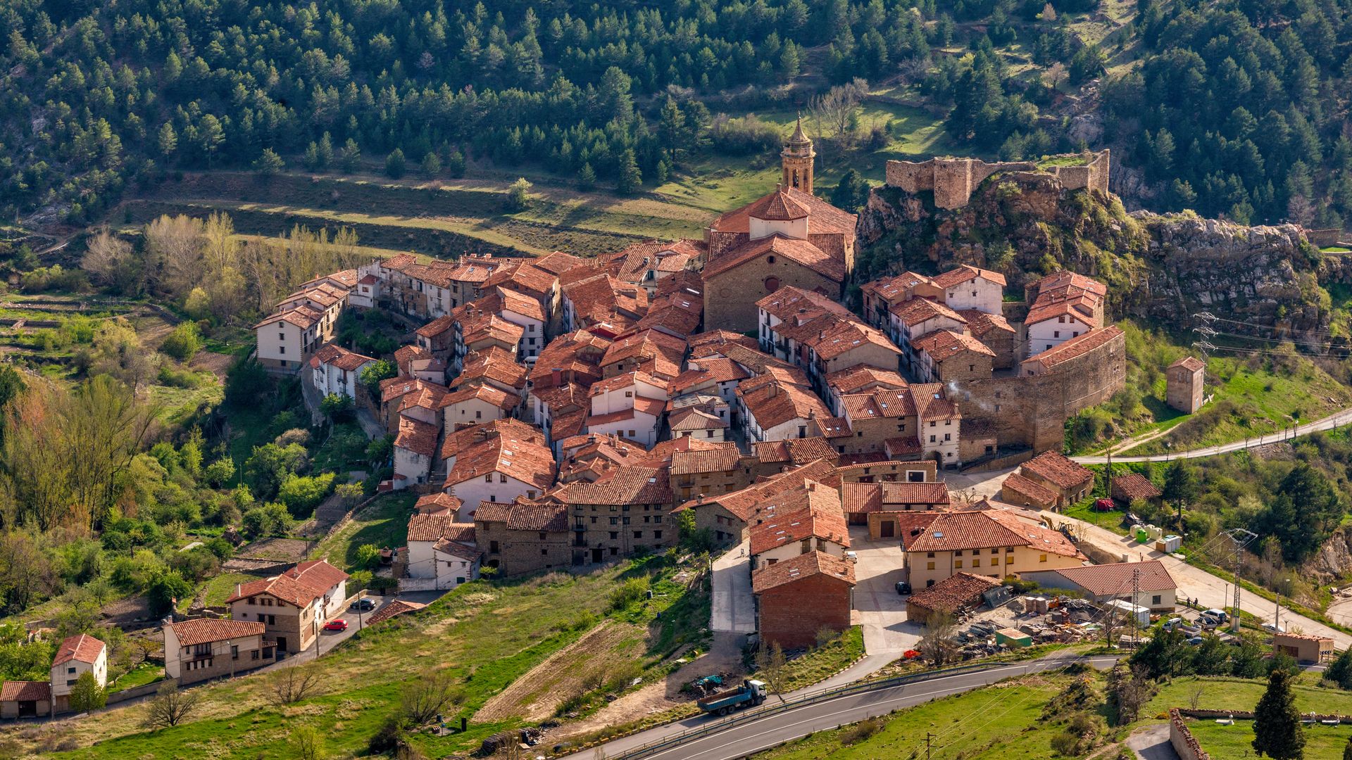 Panorámica del pueblo de Linares de Mora, en Teruel, que acaba de entrar en el selecto club de los Pueblos más Bonitos de España