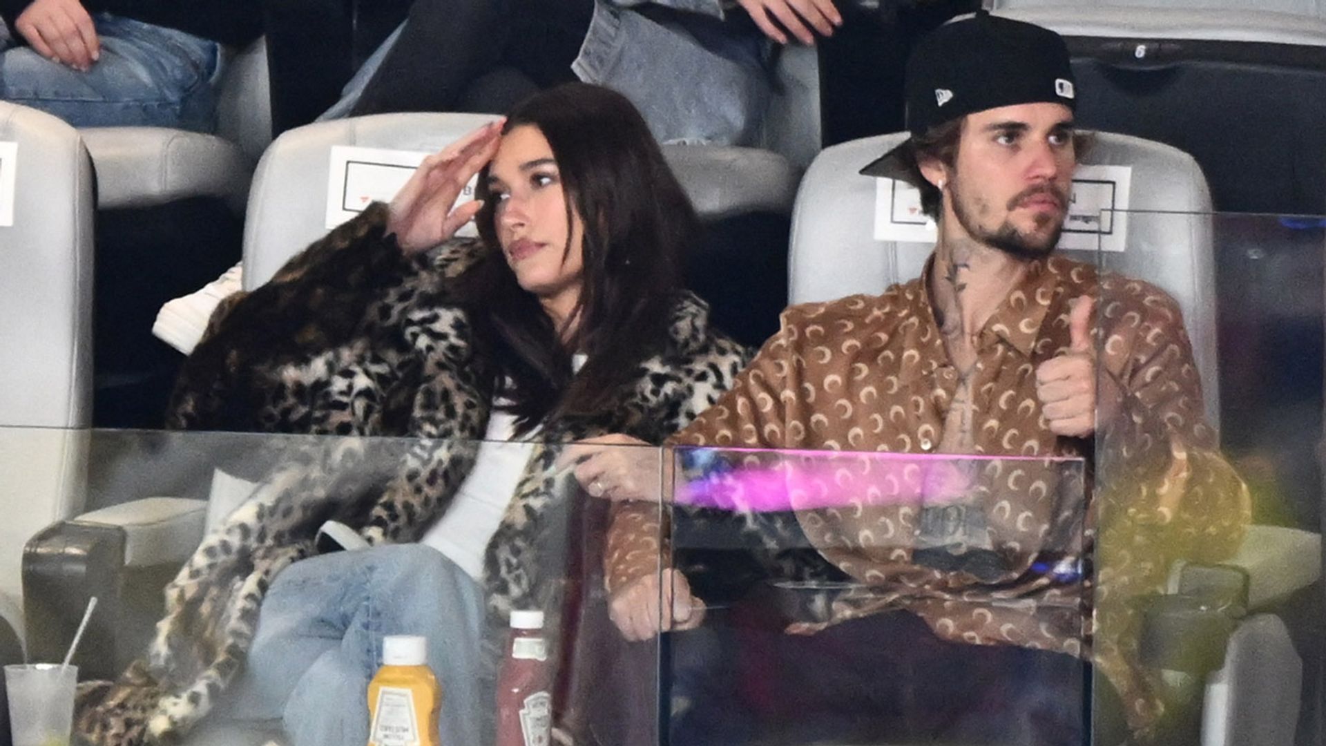 Hailey Bieber arrasa en la Super Bowl con su nueva melena oscura y un look 'Mob Wife'
