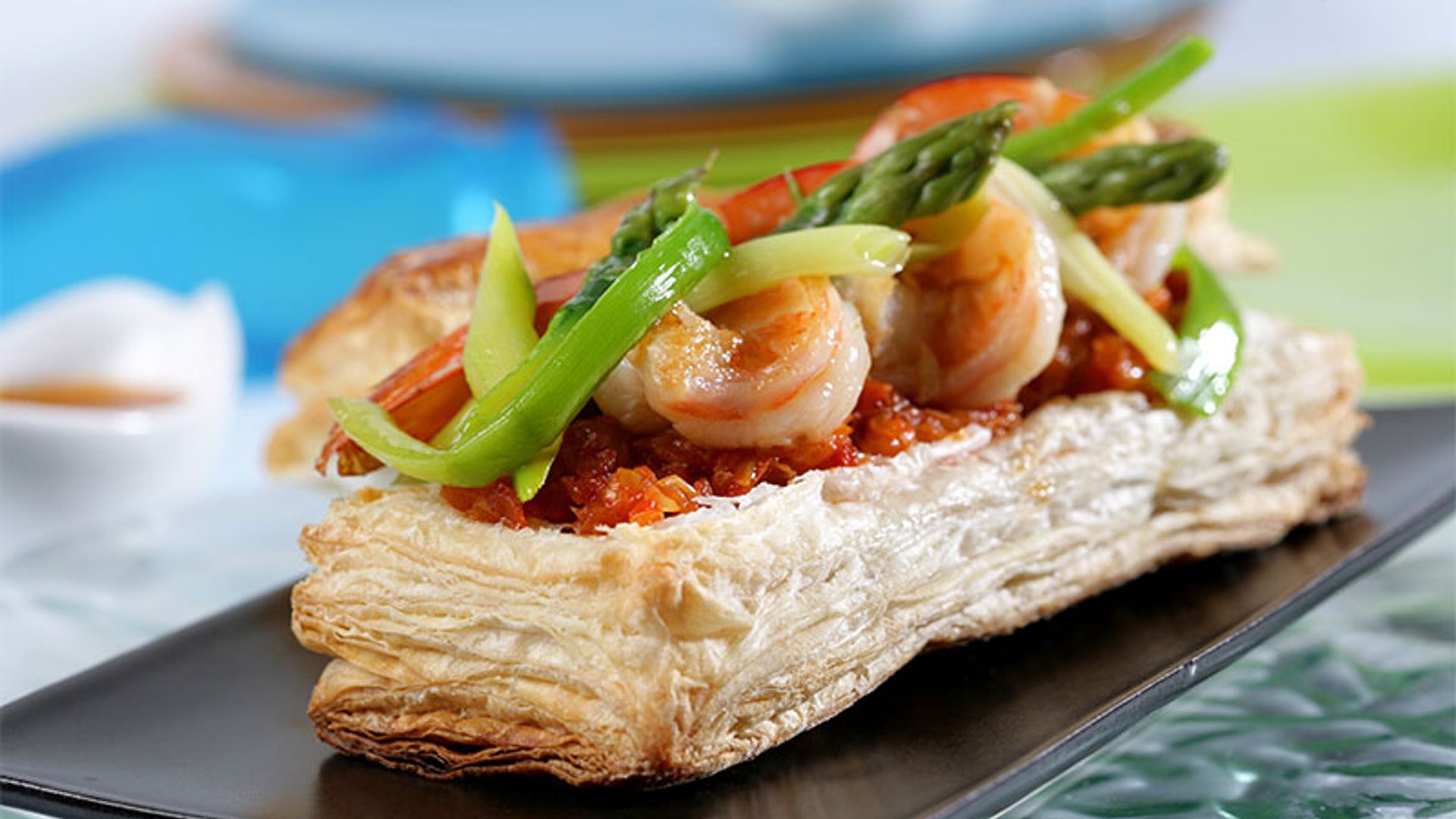 Hojaldre de ajetes con gambas