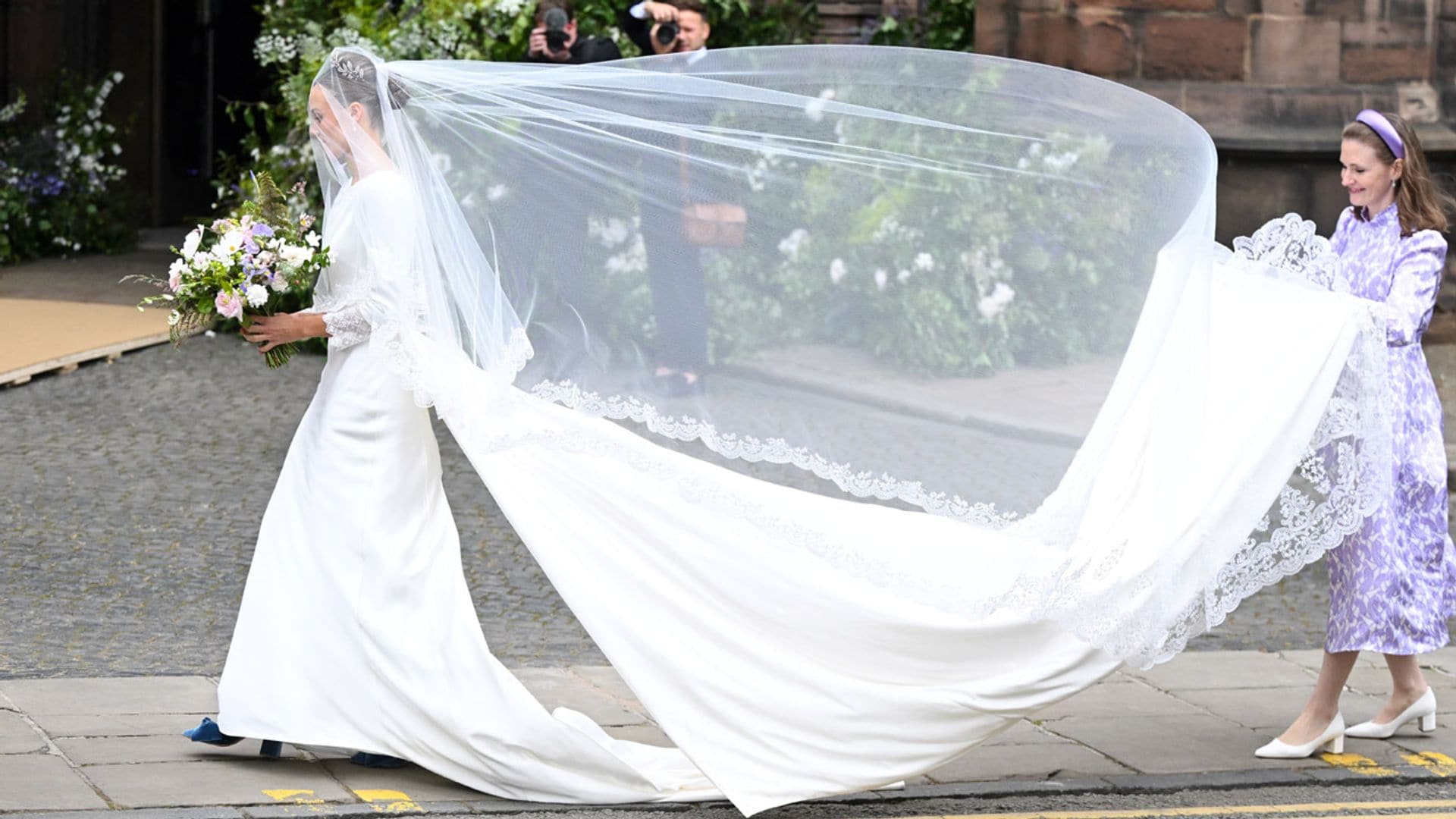 Olivia Henson elige un vestido desmontable, tiara familiar y zapatos españoles en azul para su boda con Hugh Grosvenor