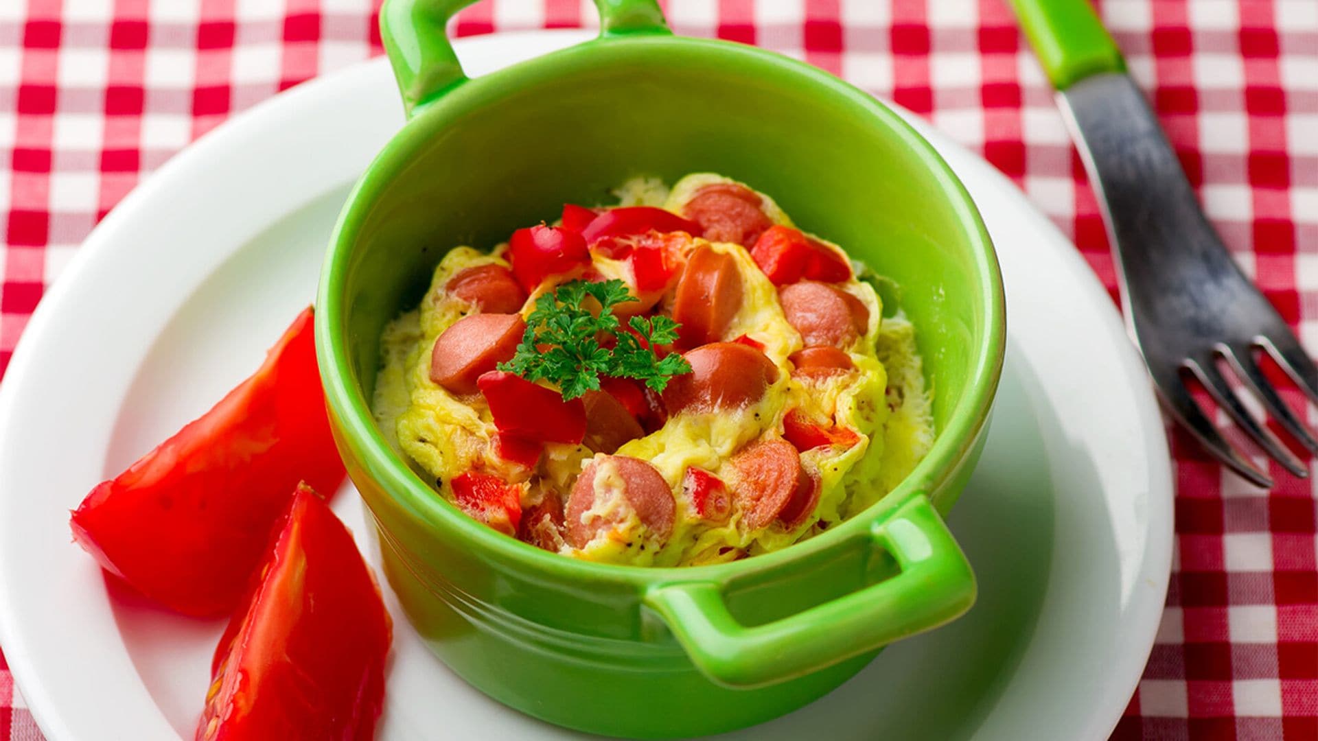 Tortilla de tomates cherry, queso y salchichas en microondas