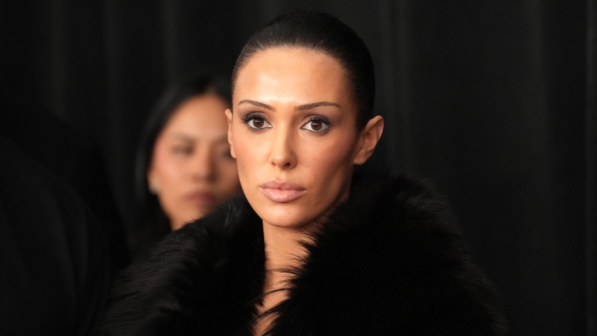 Bianca Censori luce un inusual estilo mientras pasea con los hijos de Kanye West