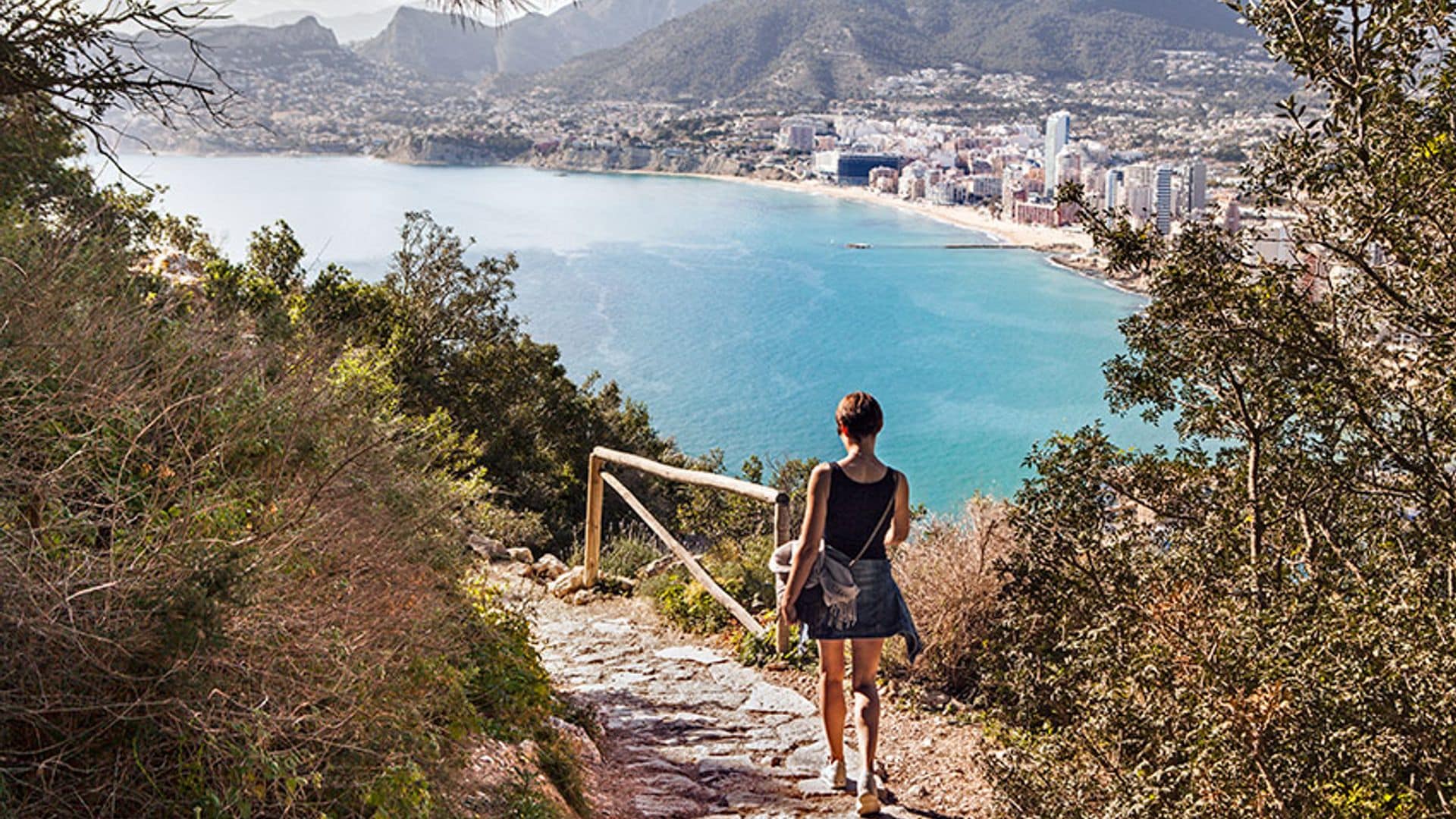 Una playa larguísima y un peñón mítico, verano azul en Calpe