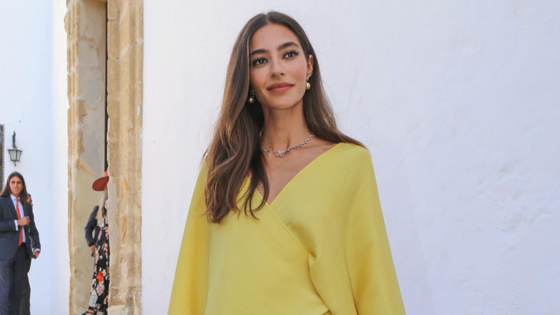 Rocío Crusset desafía a la suerte en la boda de su hermano: elige un vestido color amarillo de inspiración oriental