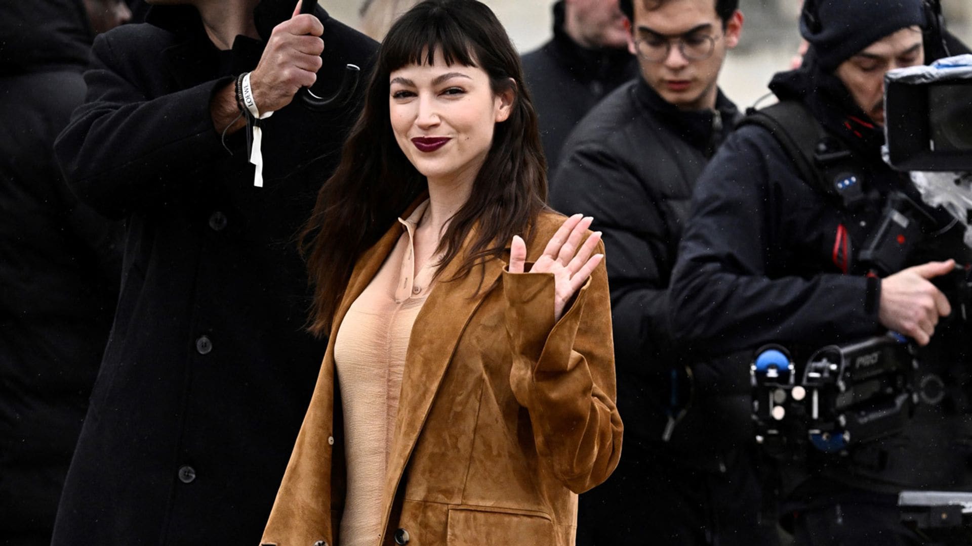 Úrsula Corberó, la más original en París con un vestido semitransparente y zapatos 'peluche'