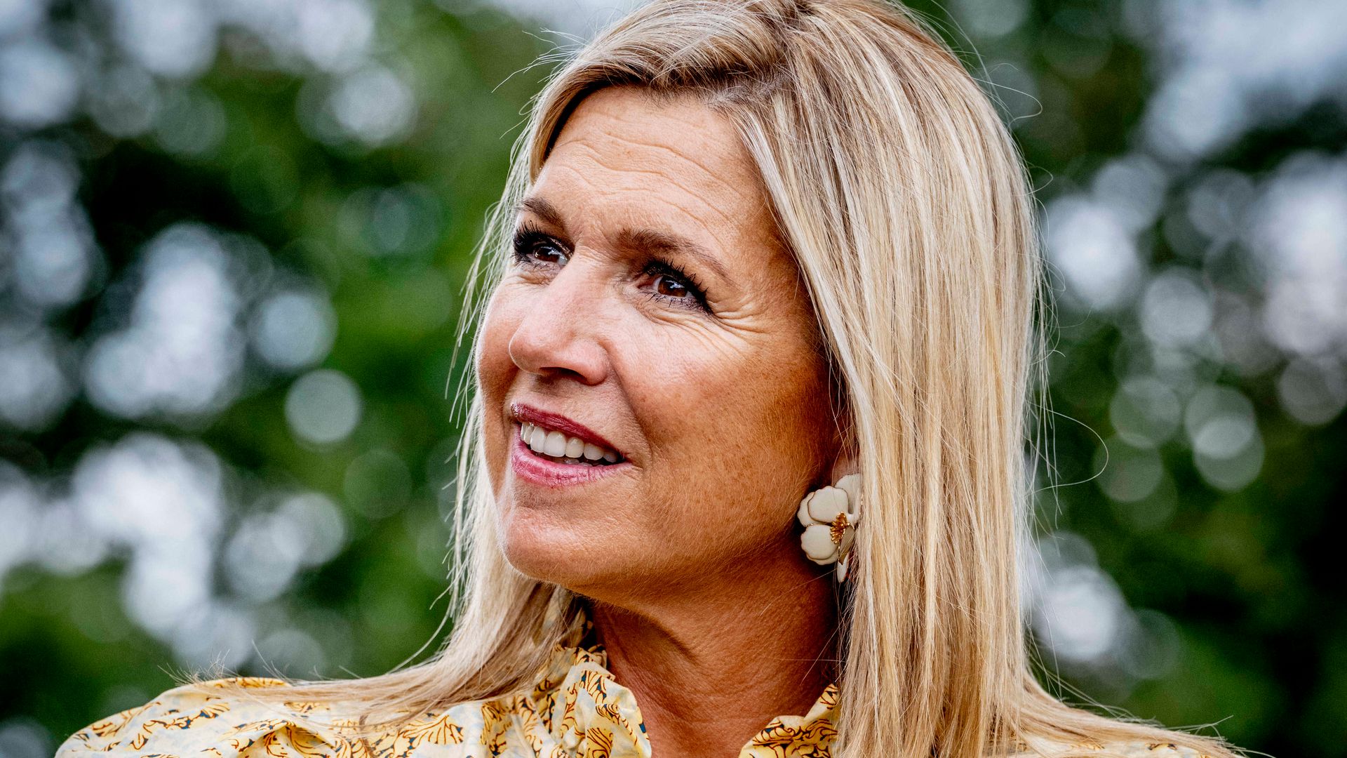 Maxima de Holanda con conjunto de flores y pendientes de Zara