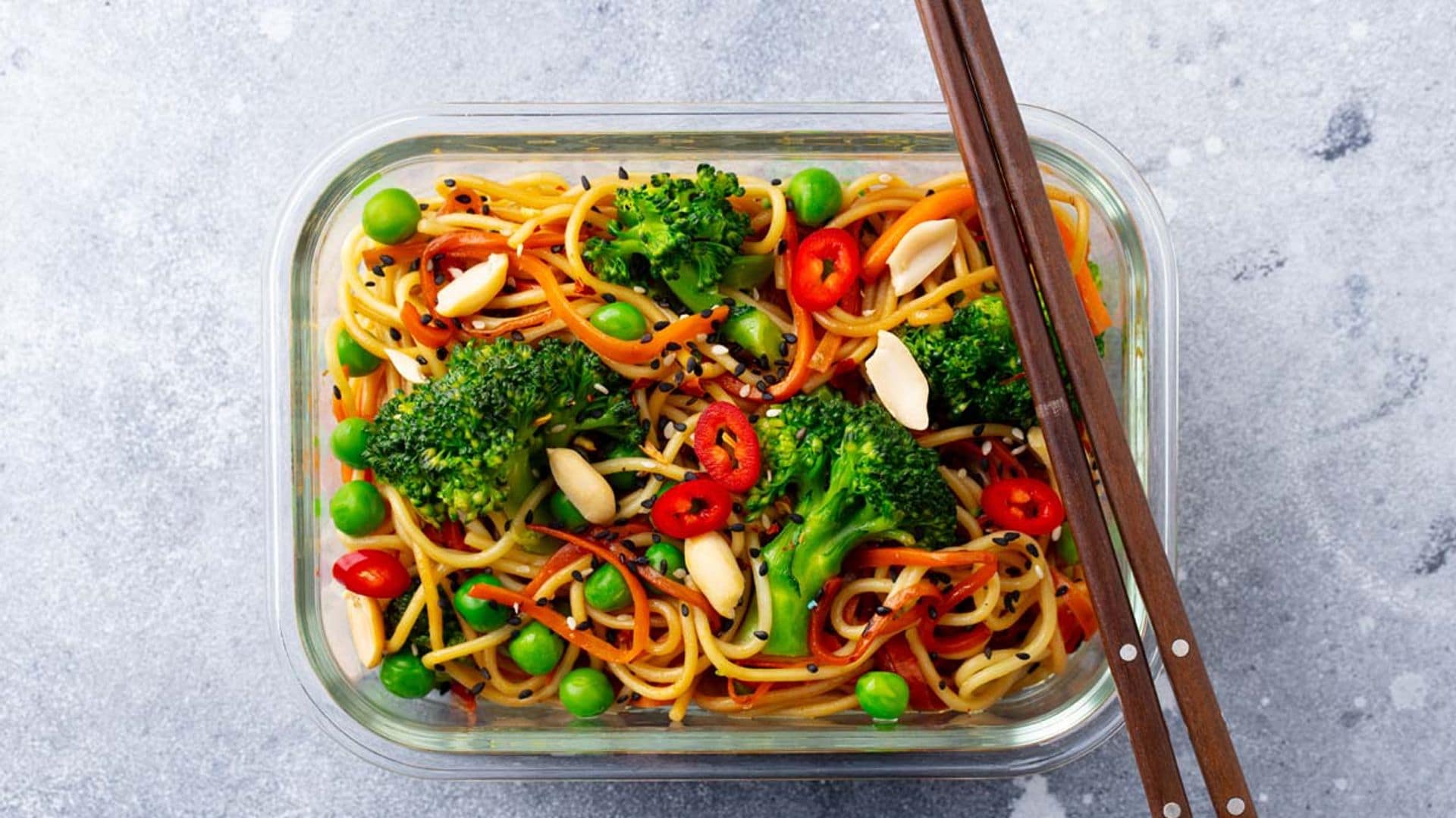 Pasta con brócoli, sésamo y chile