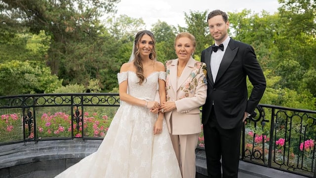 Farah Pahlavi, conocida como la emperatriz Farah Diba, la última reina consorte del antiguo Irán, ha felicitado a su nieta, Iman Pahlevi, con motivo de su boda