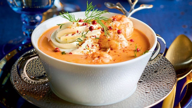 Crema de langosta con brocheta de gambas
