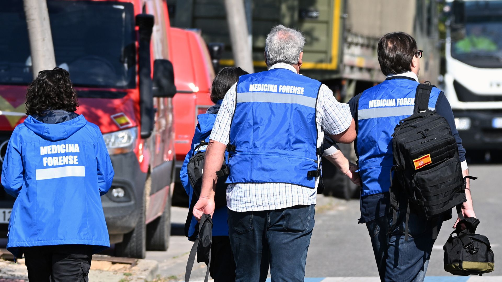 Médicos forenses llegan al Instituto de Medicina Legal de Toledo, donde se están realizando las autopsias de las víctimas mortales del trágico accidente ferroviario de Urda, este jueves 29 de octubre
