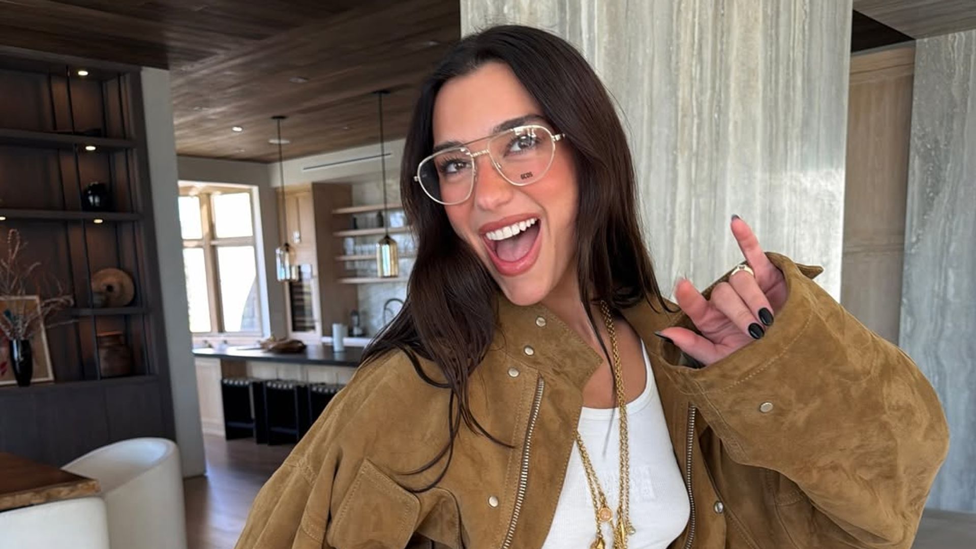 Dua Lipa estrena la manicura 'espresso' que favorece a cualquier edad