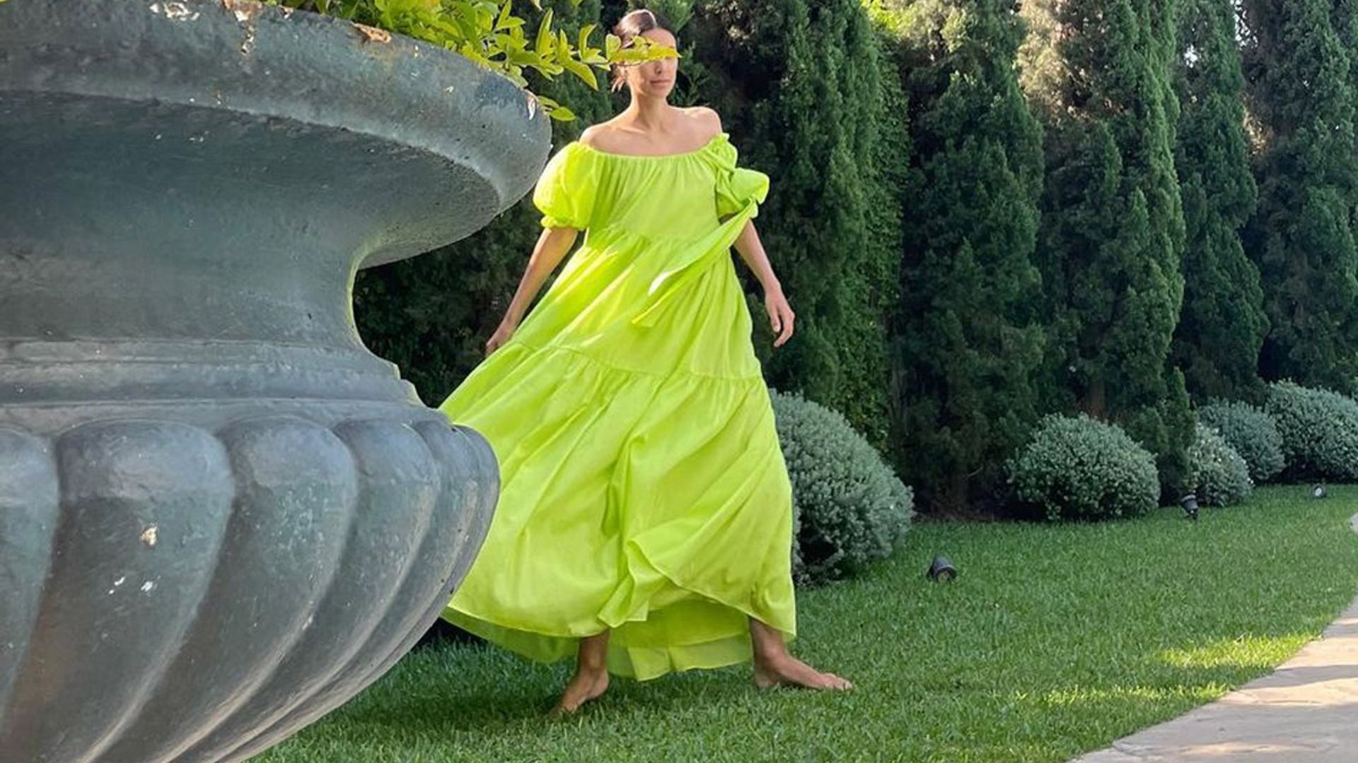Sassa de Osma se suma al color de supertendencia con el vestido que favorece a rubias y morenas