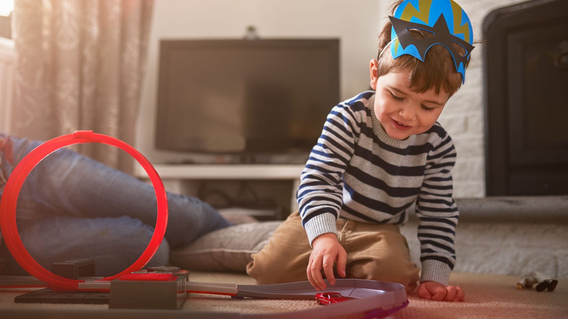 Niño jugando con coches de juguete