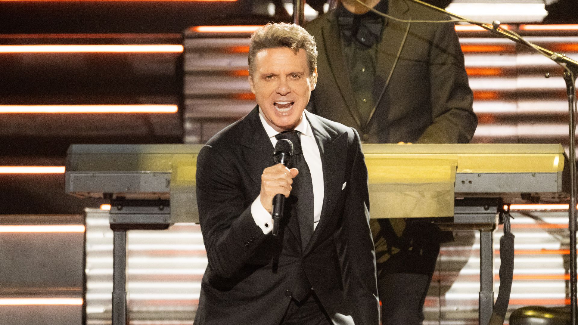 Las imágenes de la llegada de Luis Miguel a Córdoba, ciudad en la que arranca su gira española por amor a Paloma Cuevas