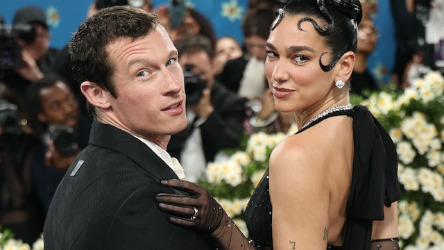 Callum Turner y Dua Lipa 