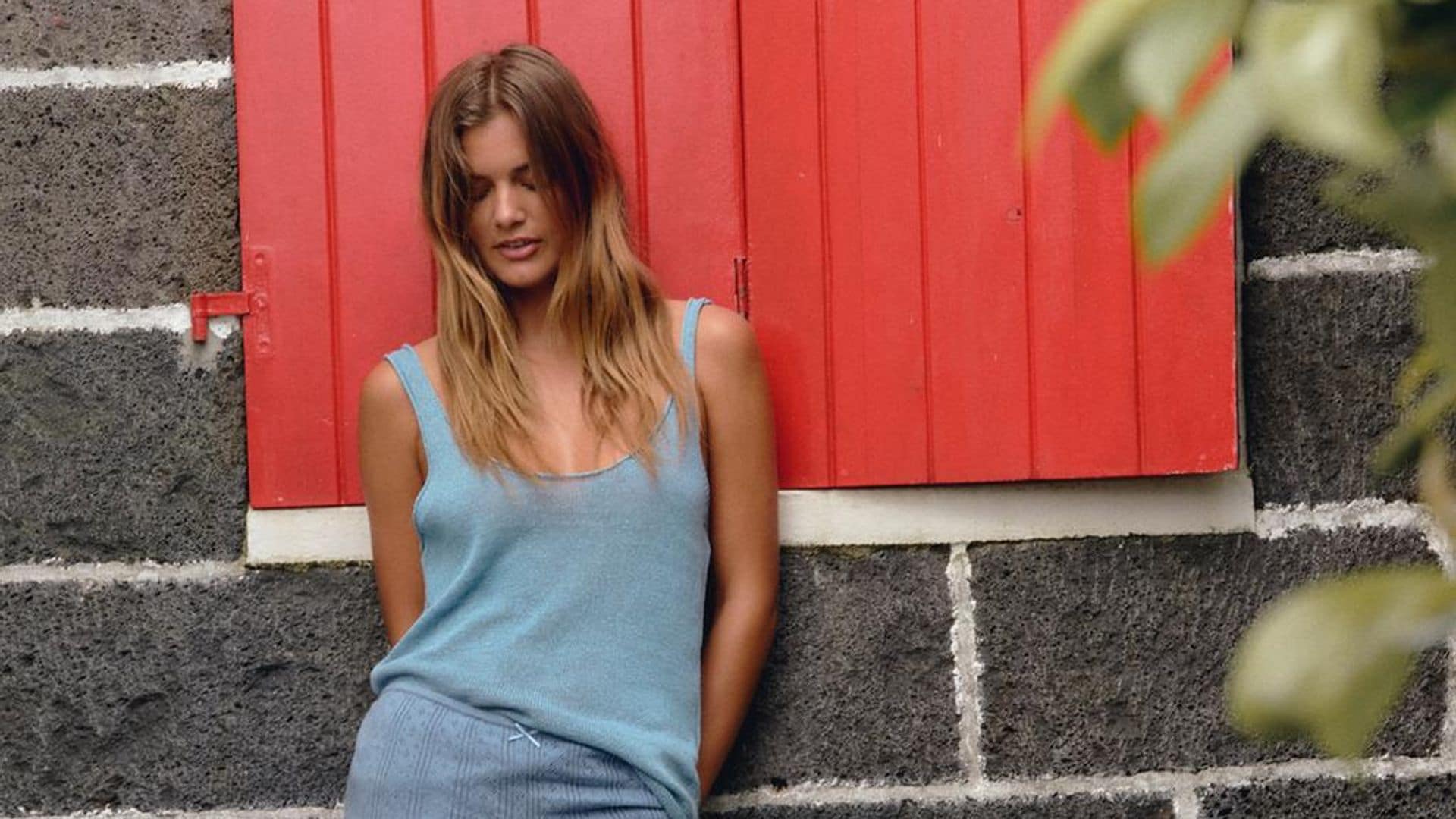 Sí se puede llevar lana en verano: desmontamos este mito con ayuda de dos expertos