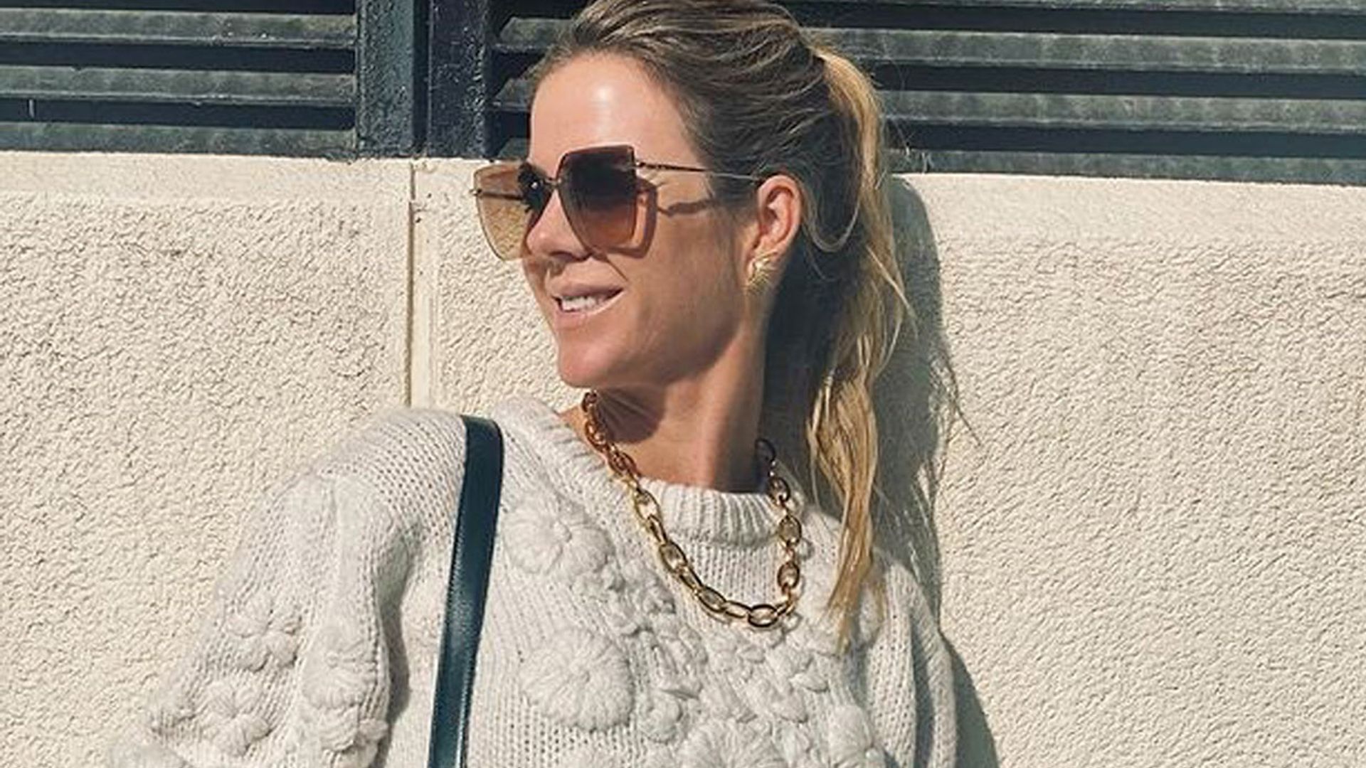 Amelia Bono innova con pantalones 'baggy' y jersey de flores 3D