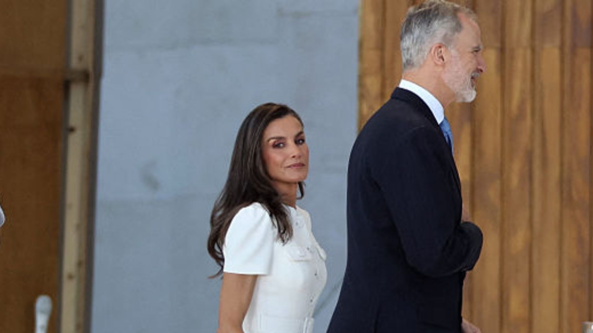 La reina Letizia vuelve acertar con el 'privilegio del blanco' esta vez emulando en Cibeles uno de los looks más aplaudidos de Kate Middleton