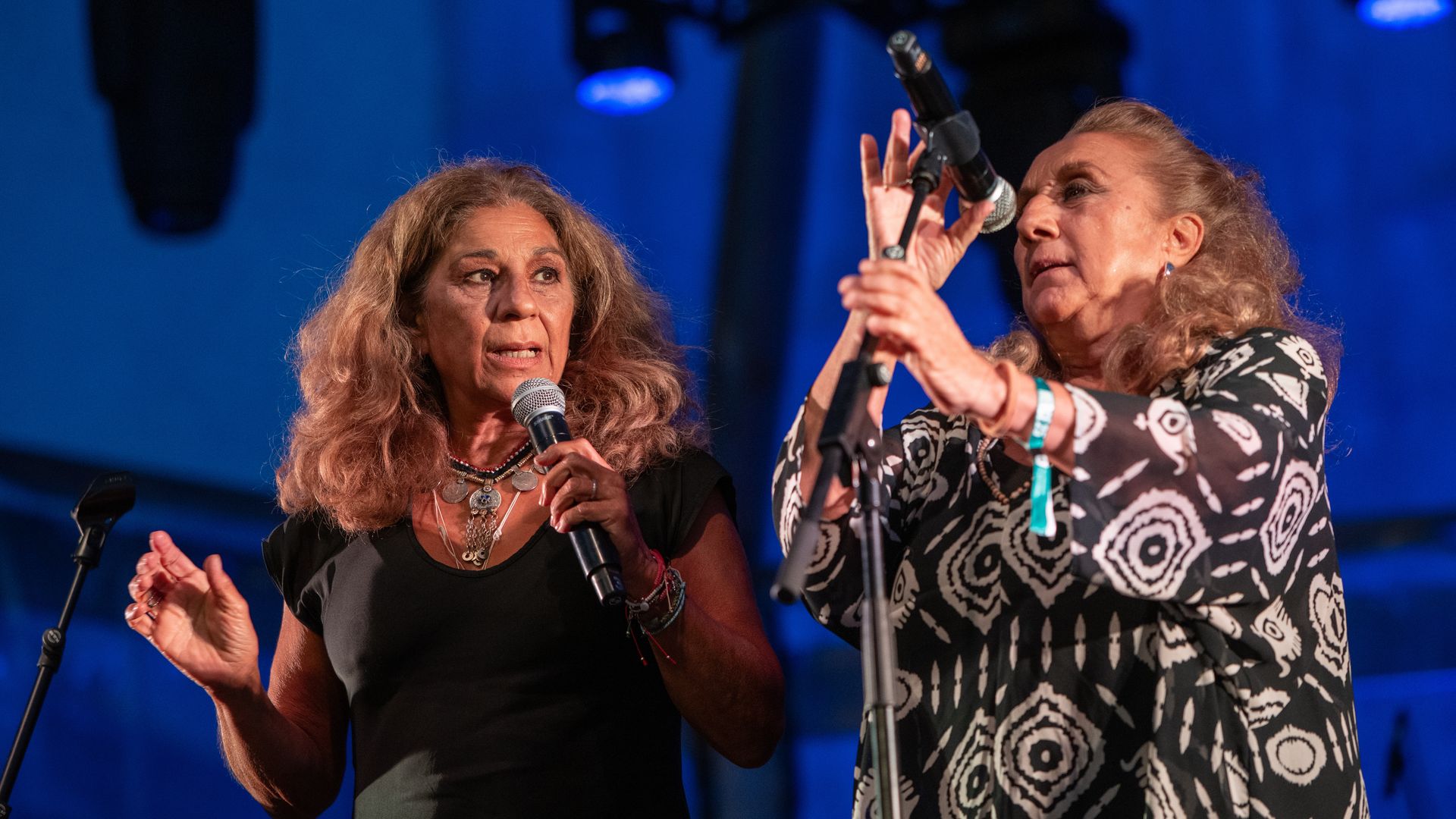 La cantante Lolita (i) y la bailaora Antonia González Amaya (d), durante el concierto homenaje a Antonio González, El Pescaílla, en La Mercé 2025, en la Avenida de la Catedral, a 24 de septiembre de 2025, en Barcelona, Catalunya (España).  