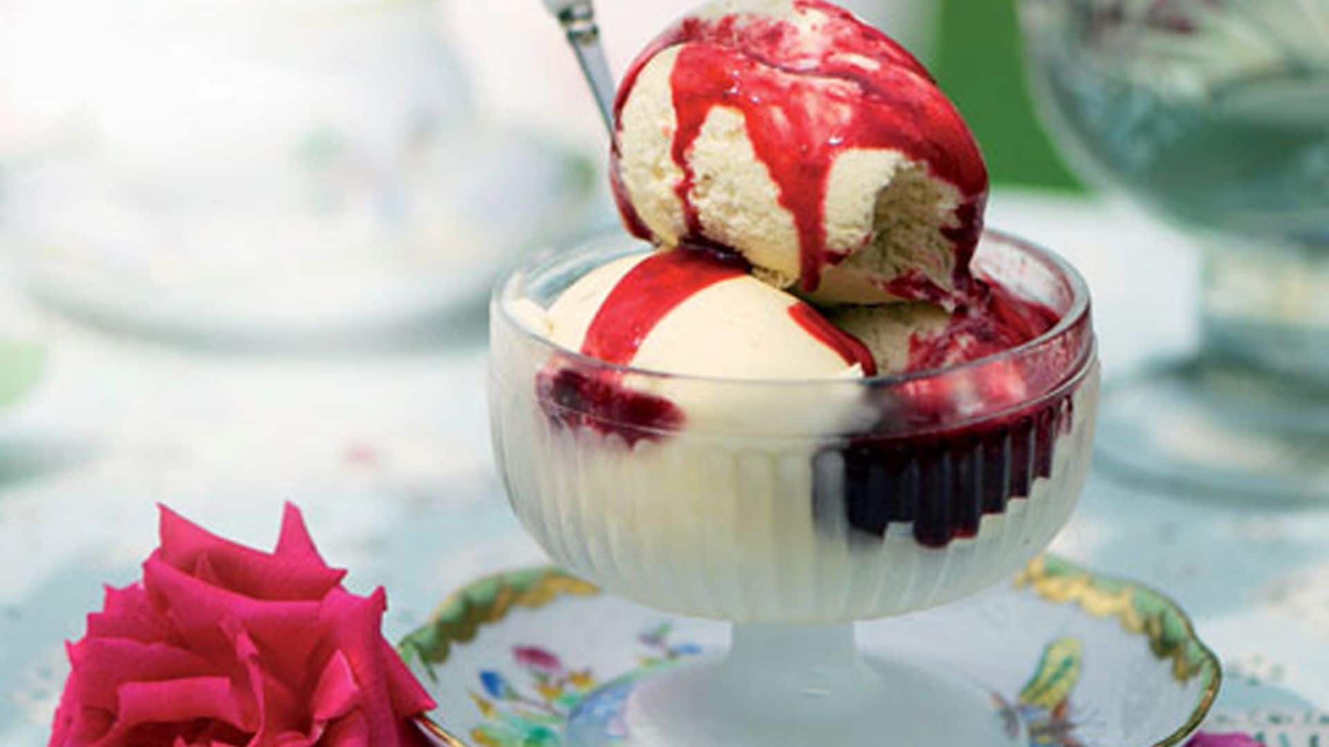 Helado de vainilla con salsa de frutos del bosque