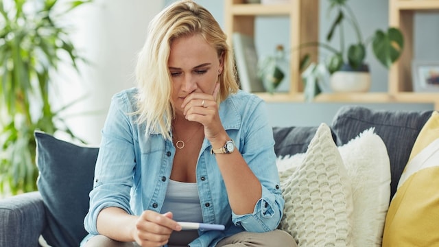 Mujer observa con preocupación un test de embarazo