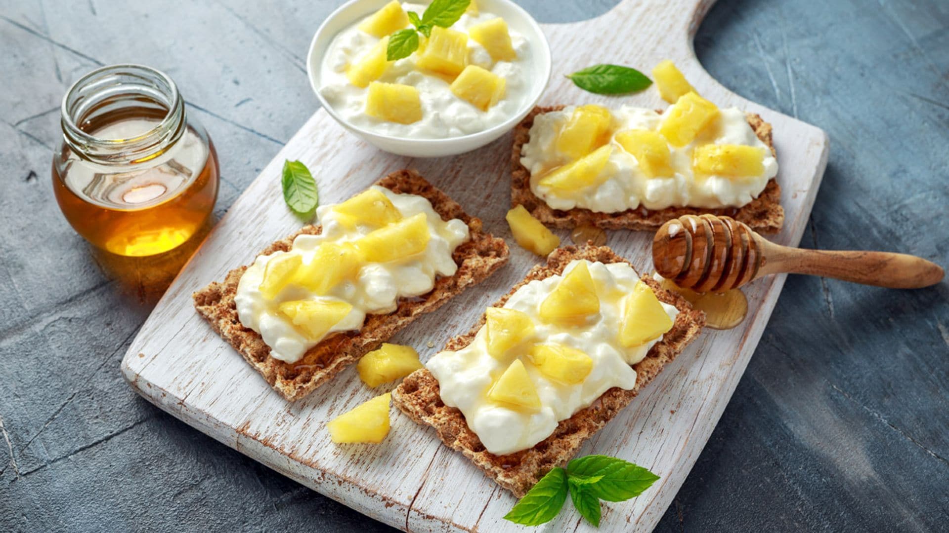 Biscotes con queso 'Cottage' con miel y piña