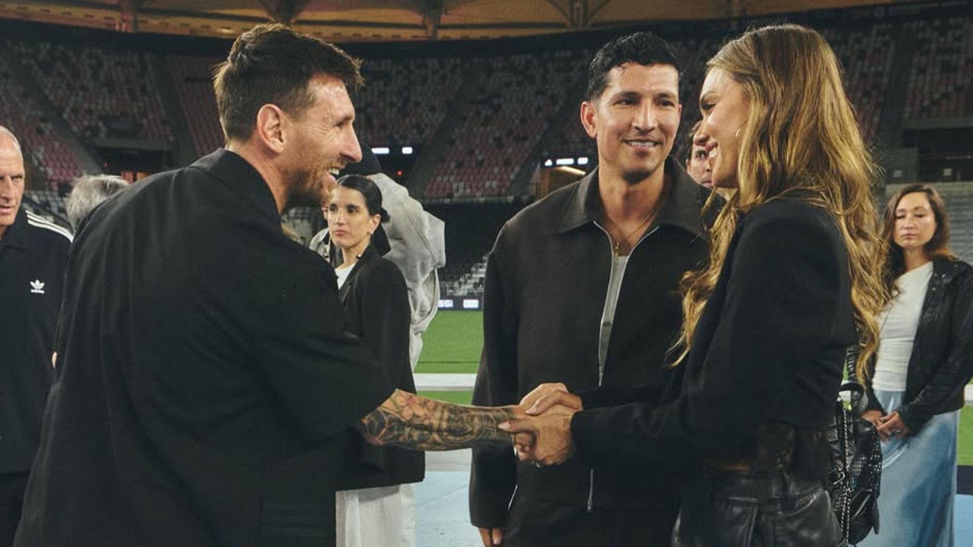 Jessica Alba presumió su encuentro con Lionel Messi.
