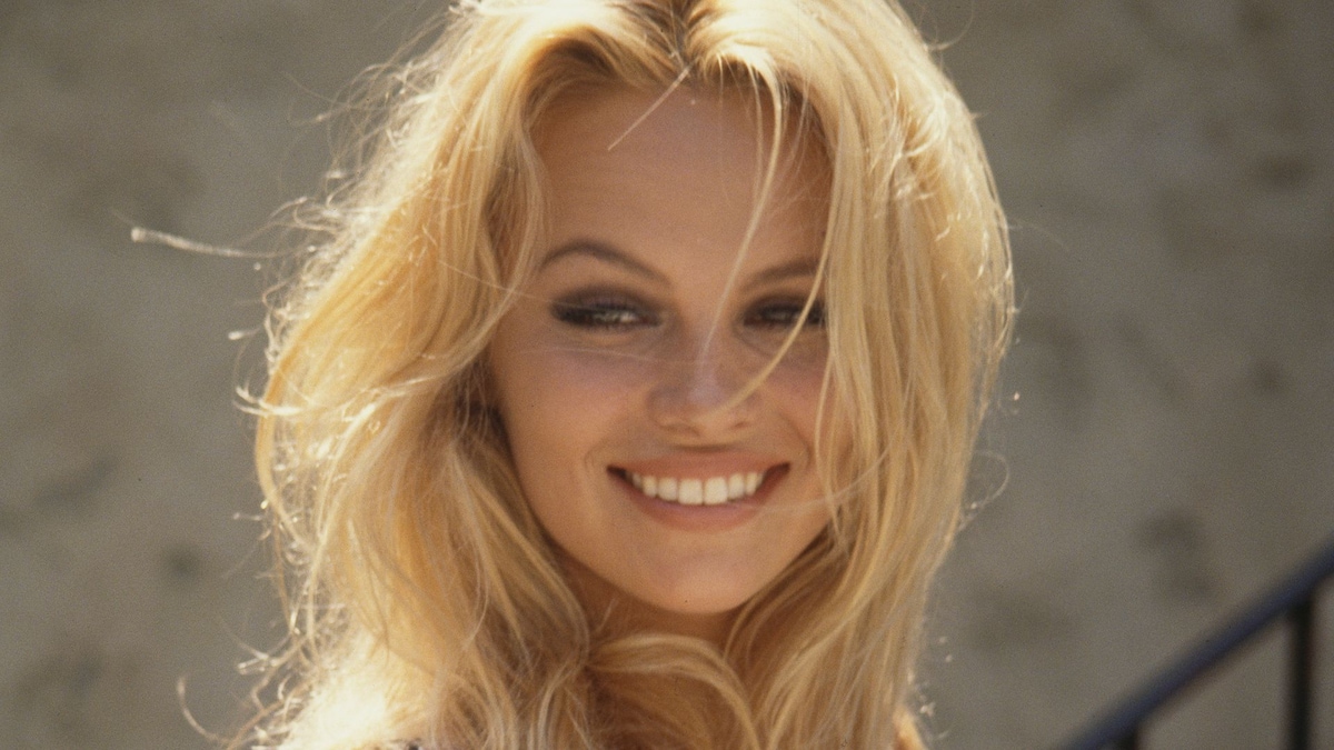 Pamela Anderson y su increíble cambio de imagen desde los 90: de las tendencias extremas hasta su nueva era sin maquillaje
