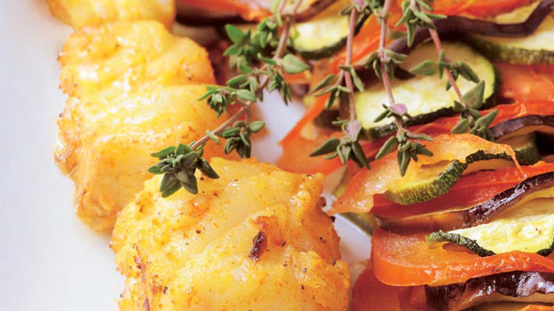Pinchos de bacalao con verduras asadas