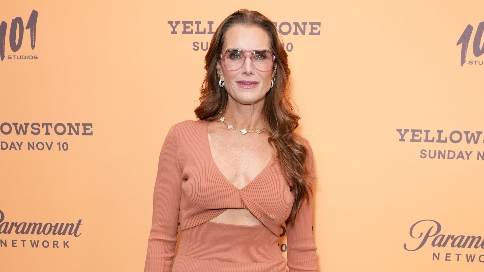 Brooke Shields, espectacular a sus 59 años con un ajustado vestido de punto y el calzado viral de la temporada