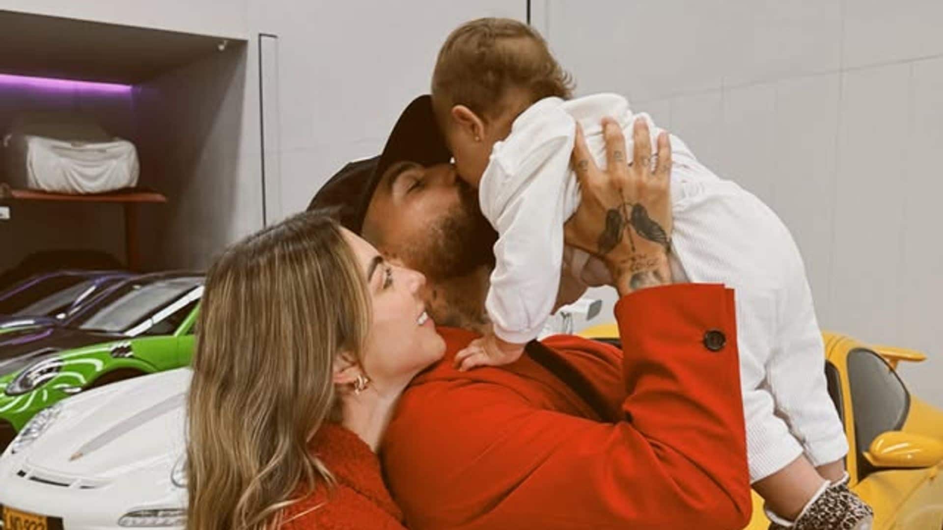 Maluma, el más ilusionado al ver a su pequeña hija Paris dar sus primeros pasos
