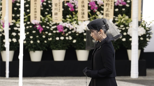 Plano medio de Aiko de Japón durante el funeral de la princesa Mikasa