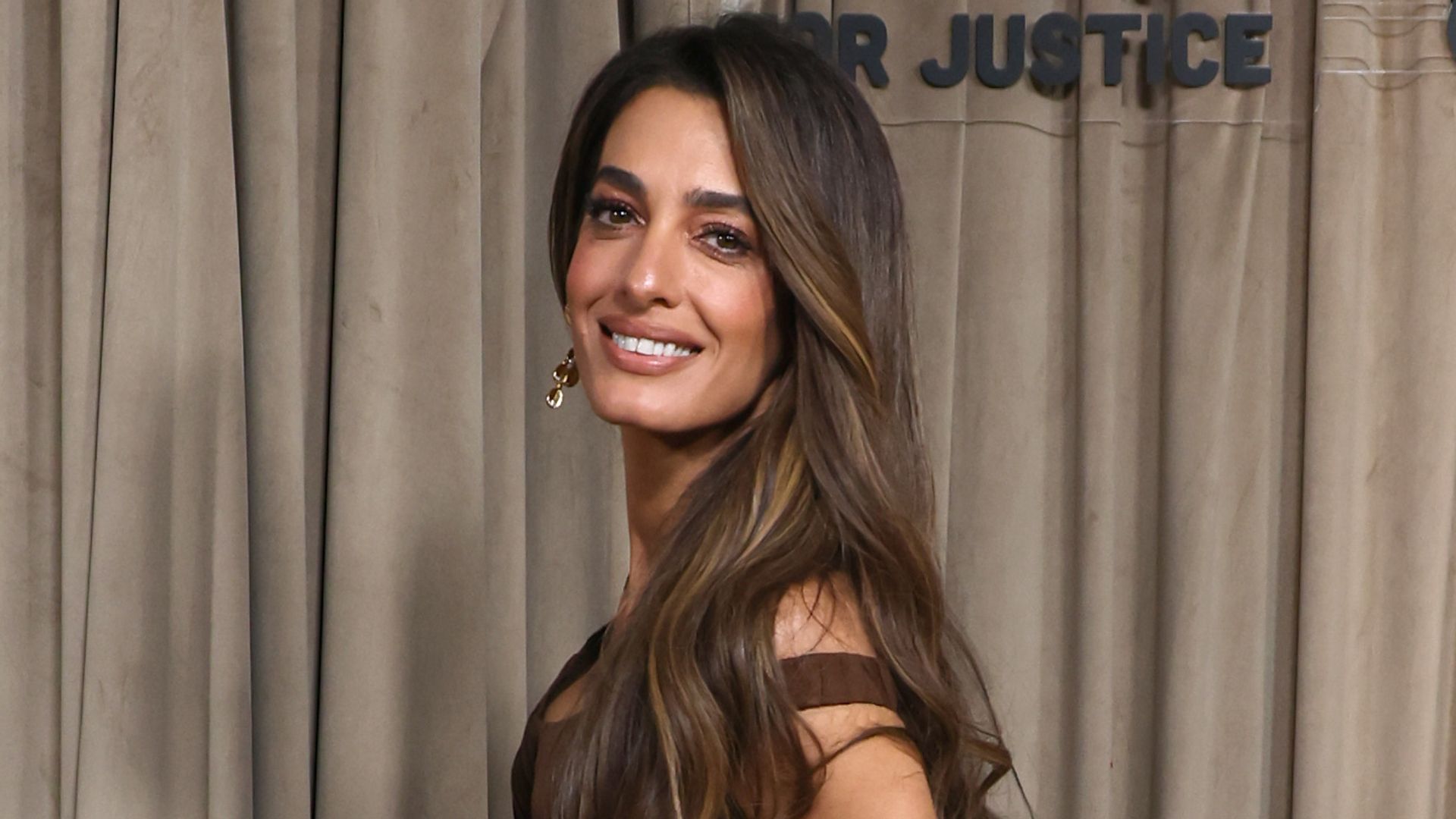 El color caramelo de Amal Clooney que ilumina las facciones y es perfecto para el verano