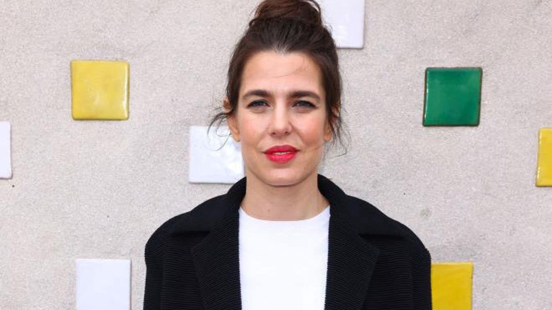 Carlota Casiraghi luce radiante en el ‘front row’ del desfile de Chanel Cruise