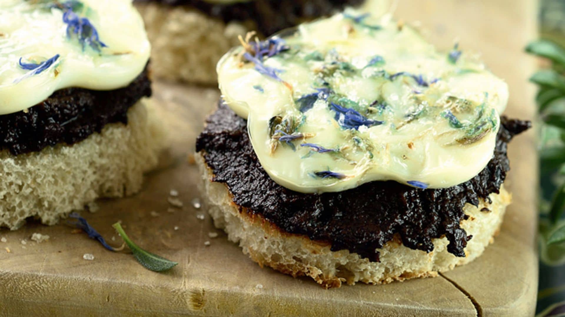 Canapés de aceitunas negras con tortillitas de claras
