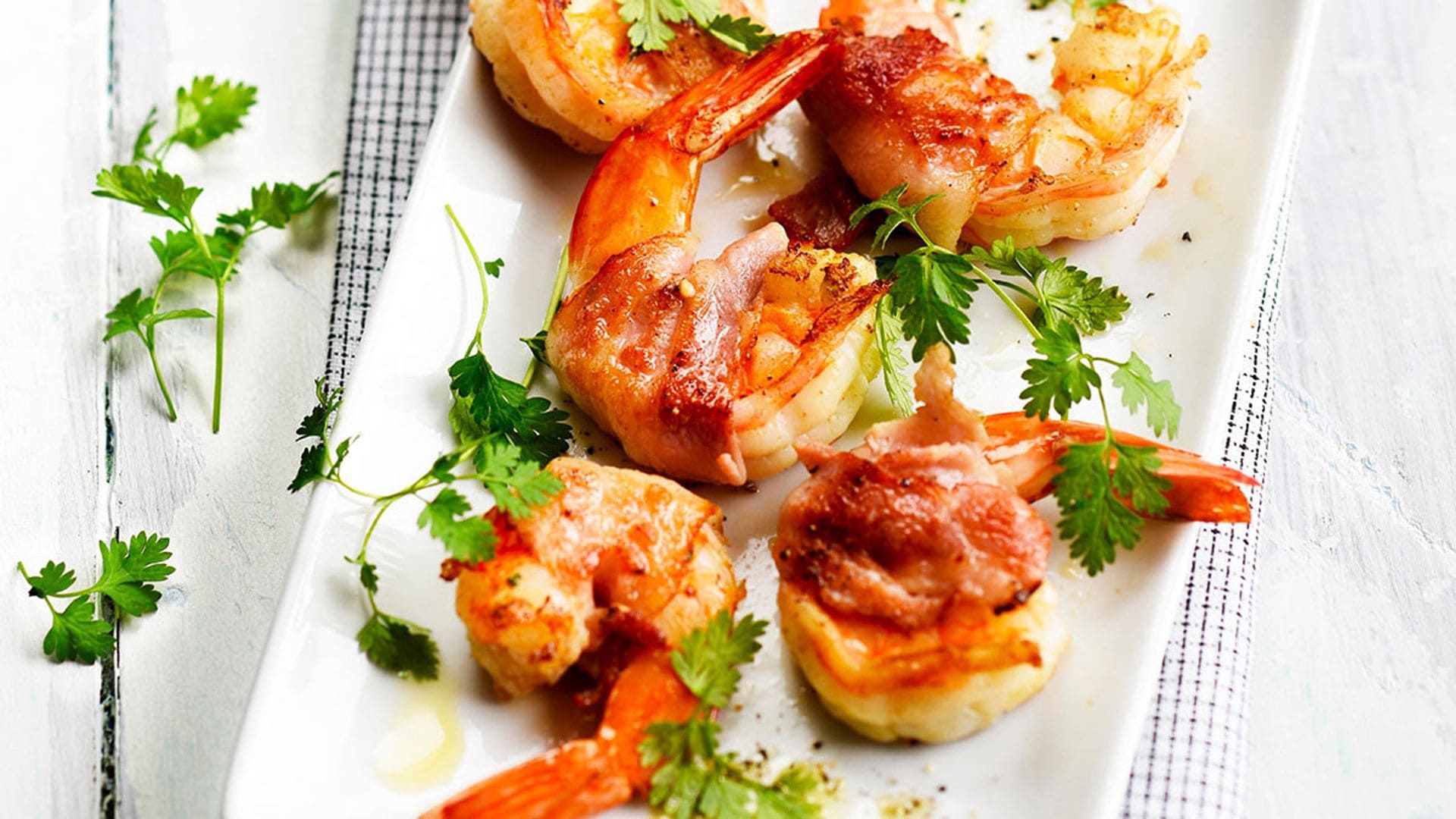 Langostinos envueltos en tocino ibérico a la parrilla
