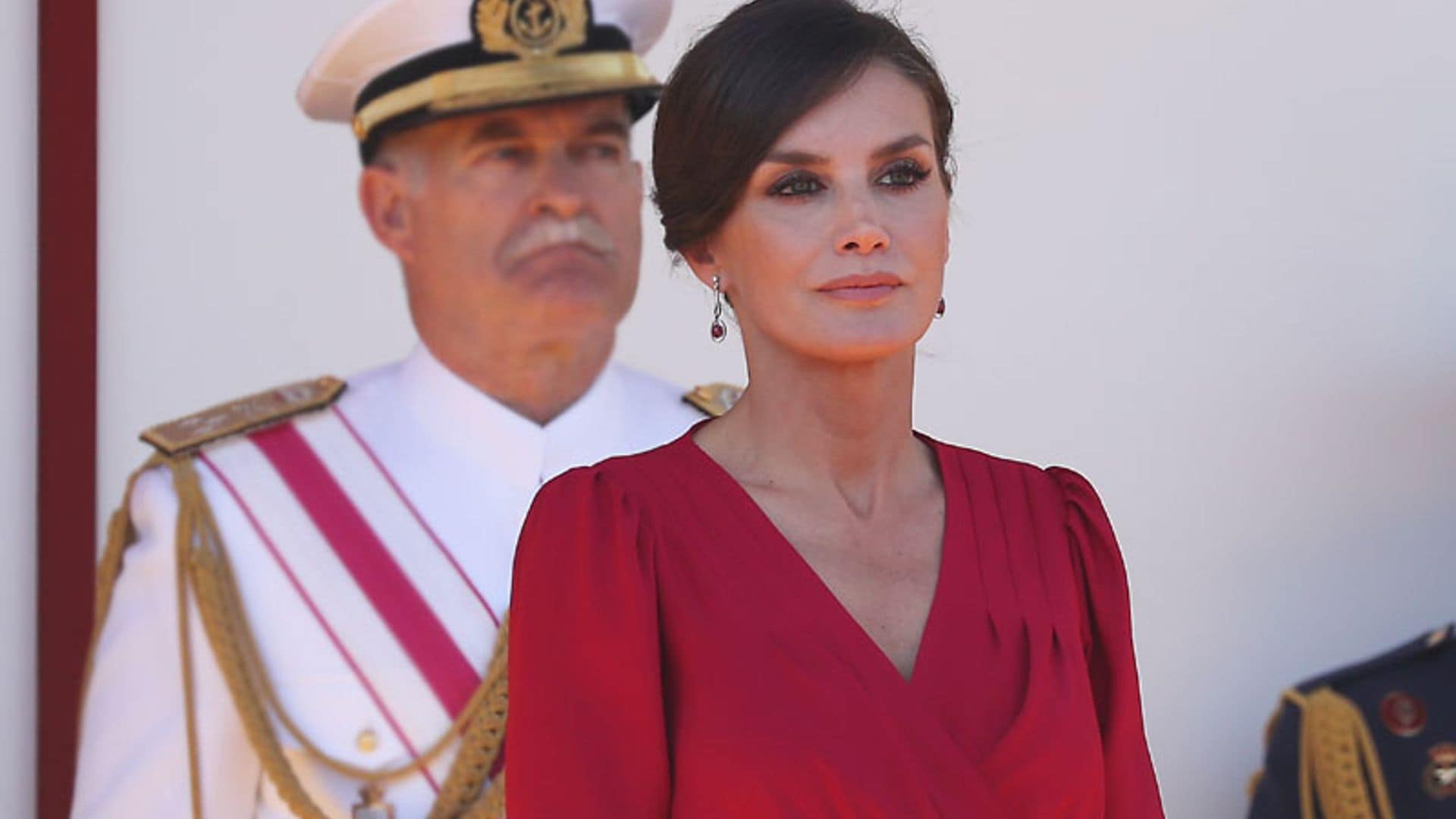 Doña Letizia y su nuevo vestido rojo, crónica de un éxito anunciado