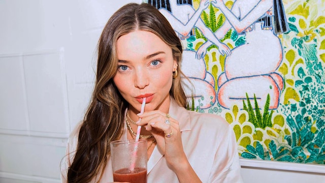 Mujer tomando un batido