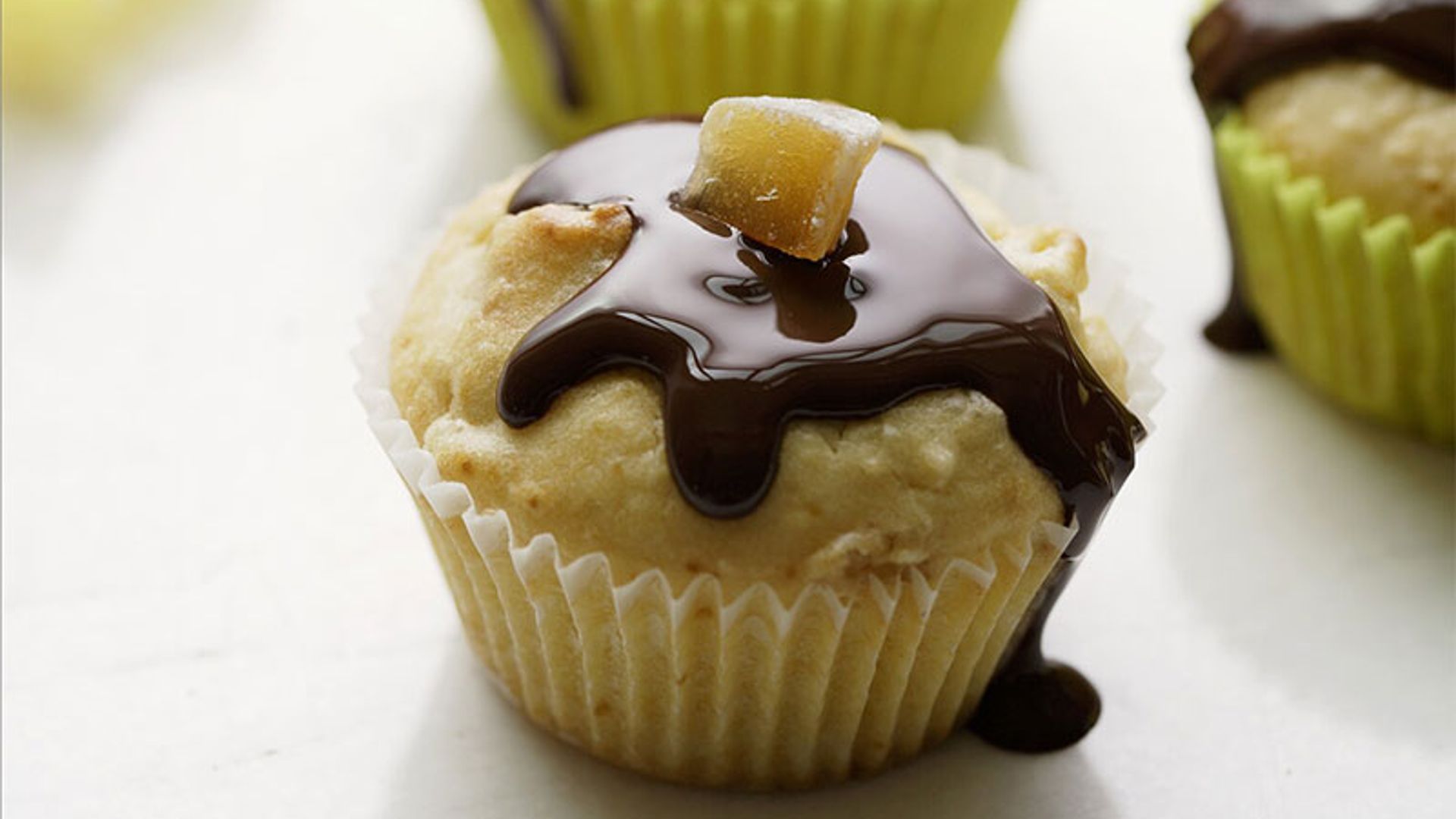 'Muffins' de piña con jengibre confitado