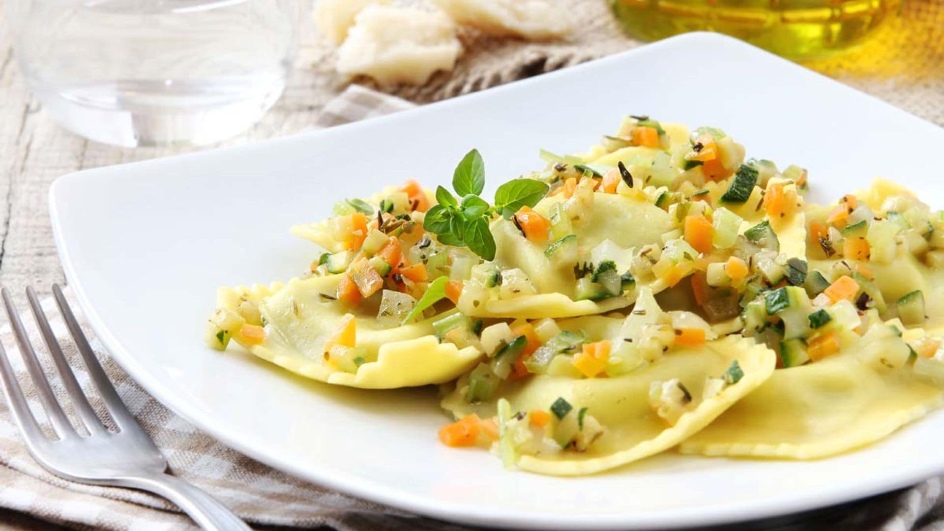 Raviolis con salsa de verduras a la salvia