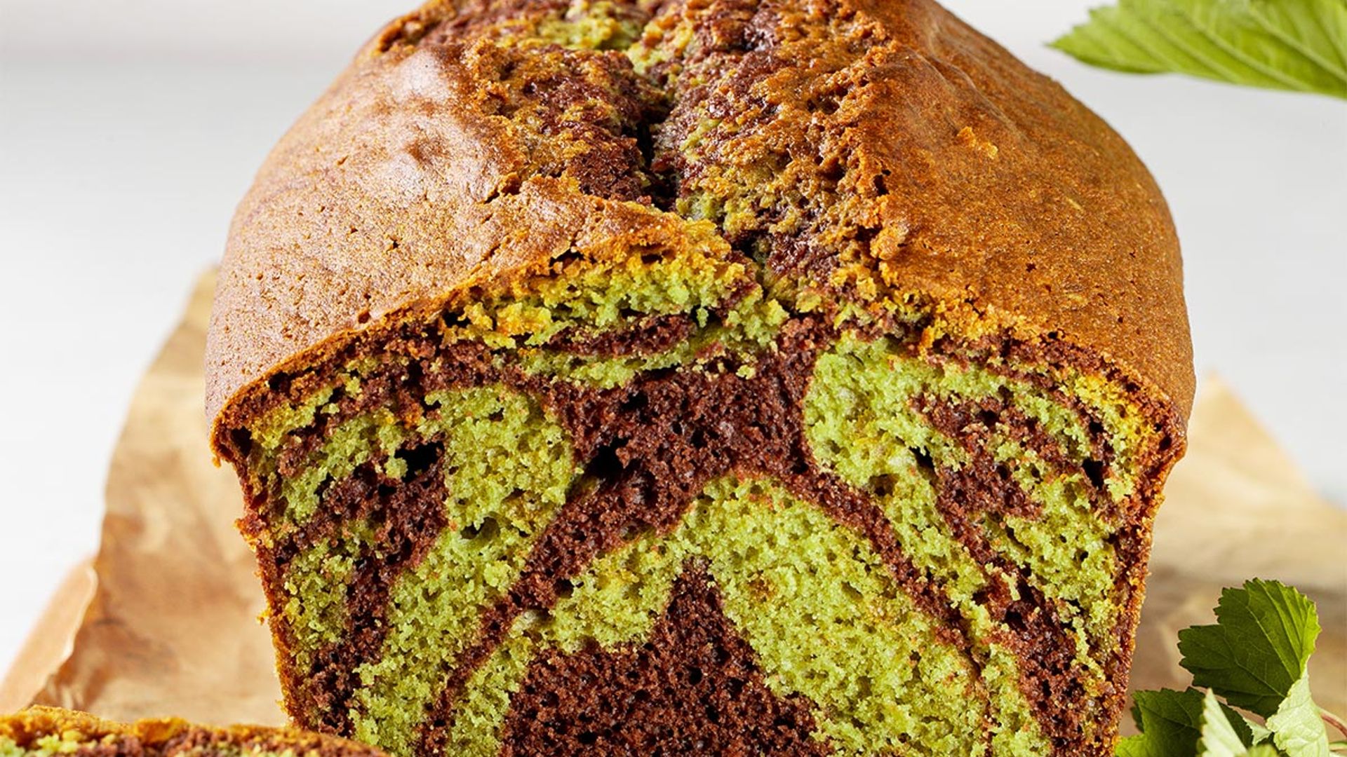 Bizcocho bicolor de chocolate y té matcha