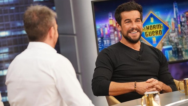 Plano medio de Mario Casas con Pablo Motos en El Hormiguero