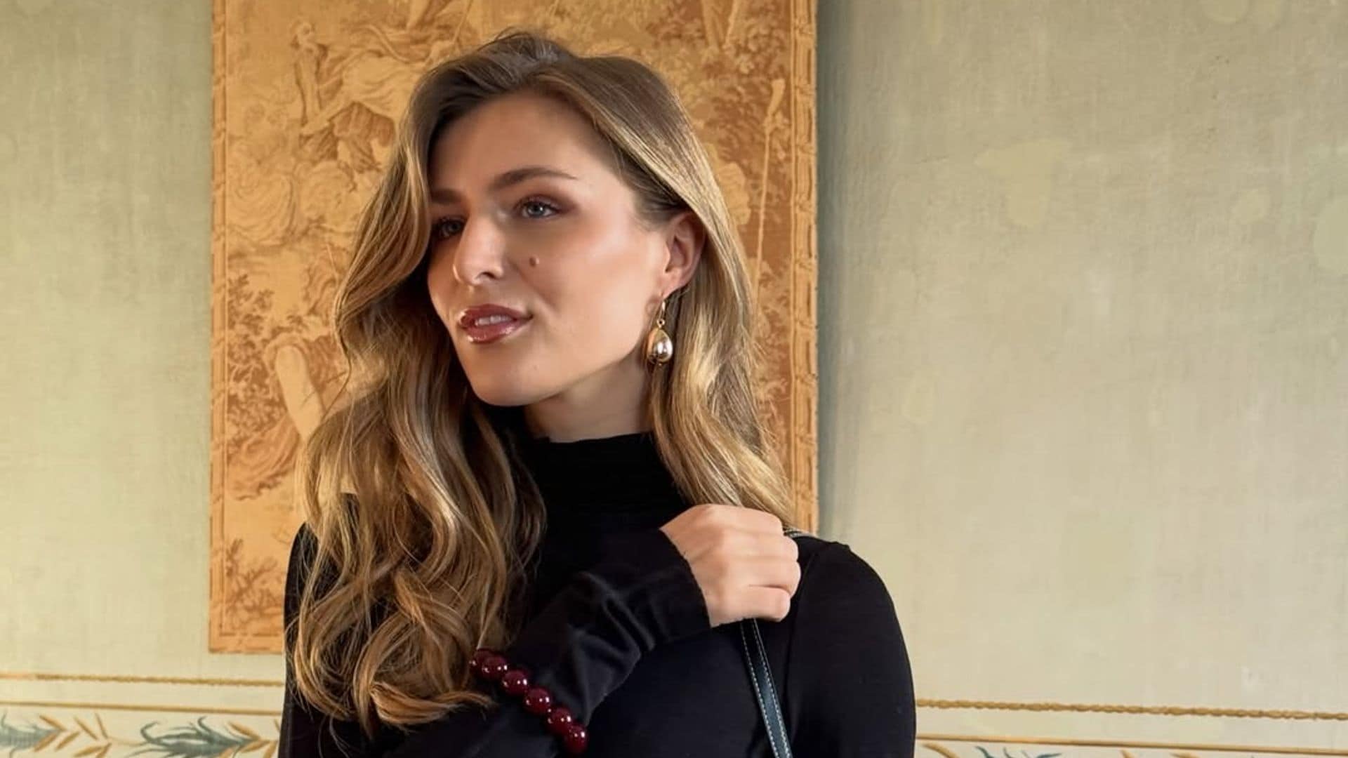 Benedikte Thoustrup impacta con un look negro satinado de H&M