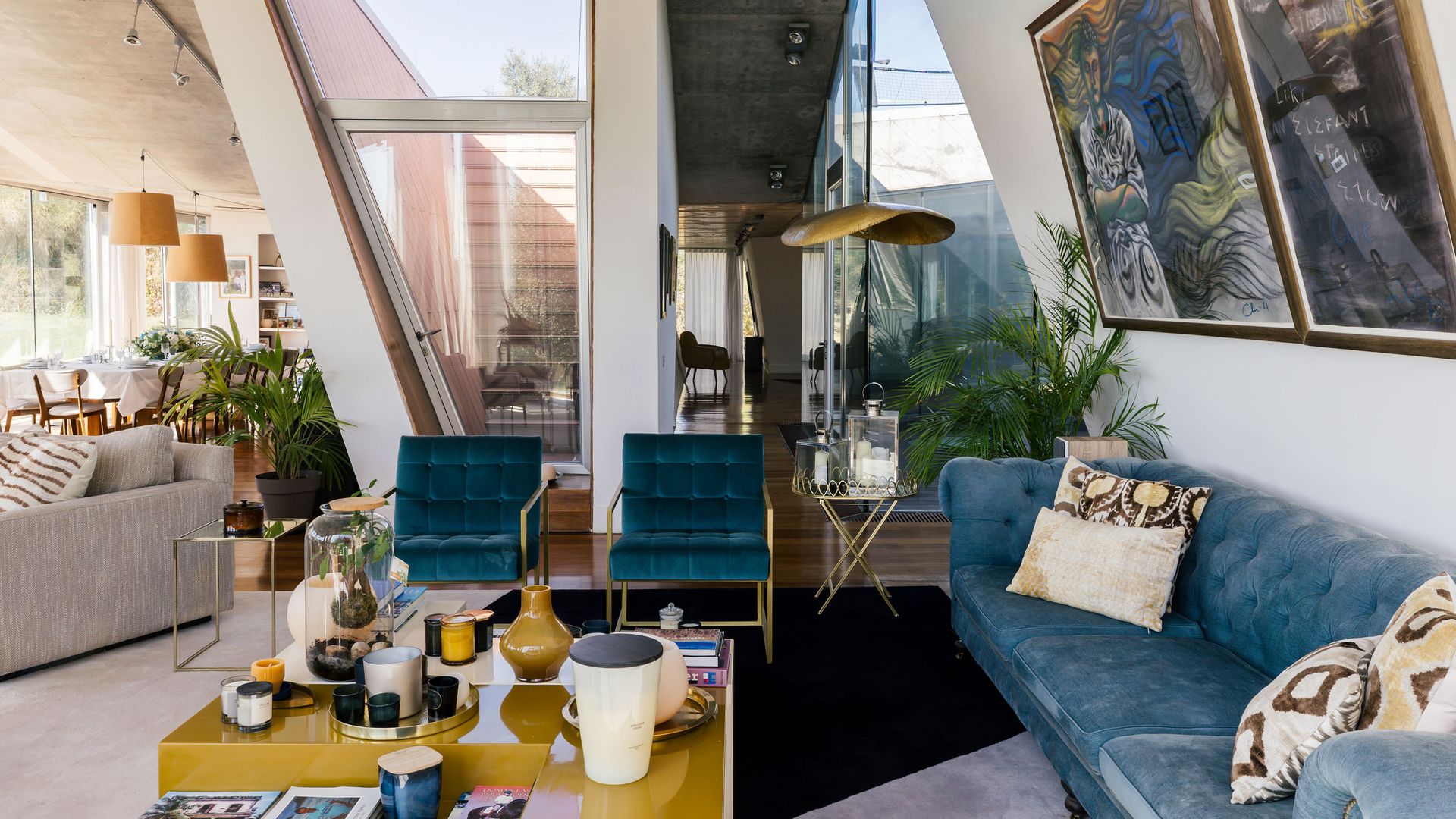 Sobre el sofá azul, en la pared, cuelgan dos cuadros 'Untitled', de Sandro Chia