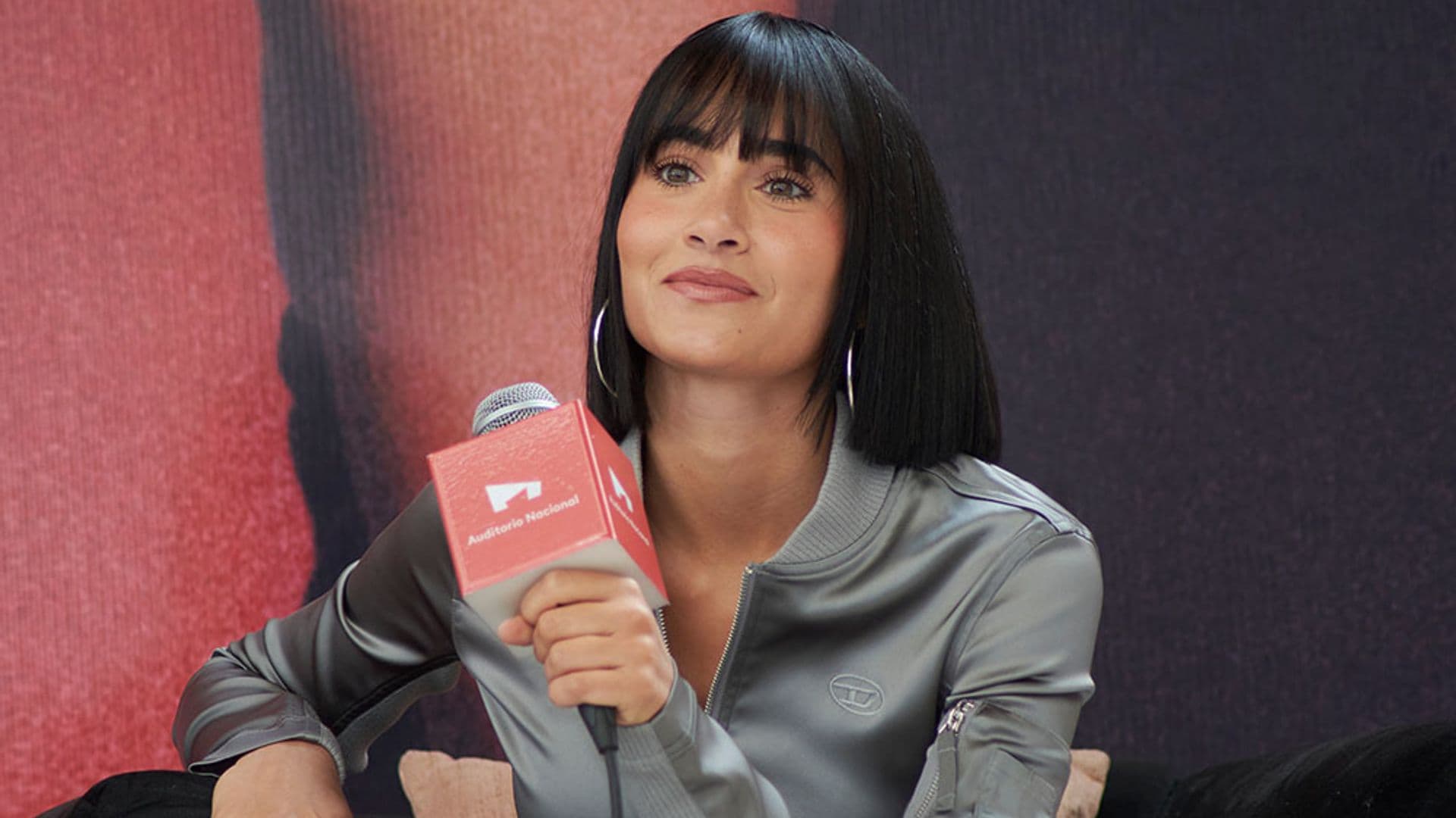 Aitana apuesta por unas rompedoras bermudas 'baggy' para uno de sus días más especiales