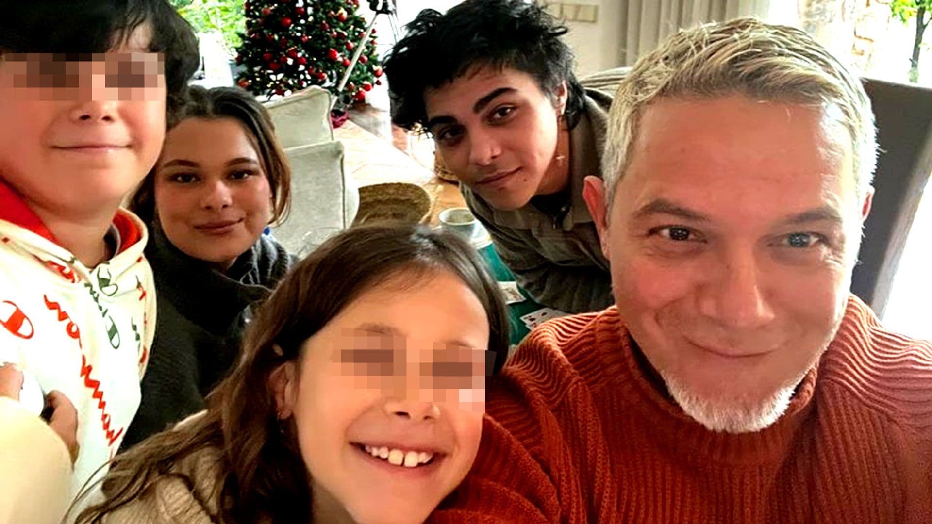 La divertida escapada de Alejandro Sanz con sus hijos a una casa rural en plena naturaleza ¡y un invitado 'fantástico'!