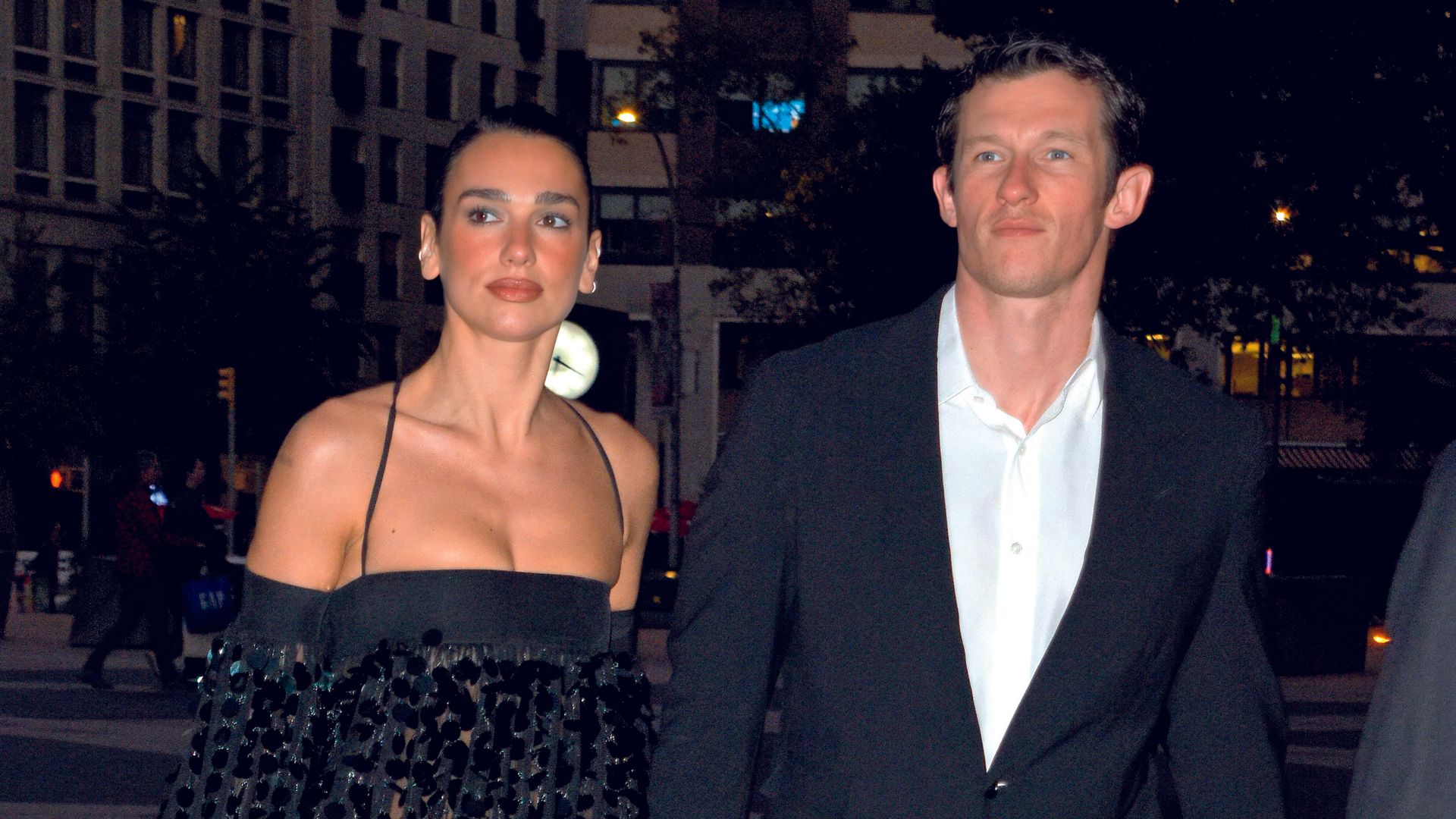 Dos ingleses en Manhattan. Callum y Dua forman una de esas parejas que levantan pasiones entre los americanos: europeos, sofisticados, atractivos e intelectuales —se conocieron porque ambos estaban inmersos en la misma lectura—. Y en la Met Opera de Nueva York marcaron la diferencia. Sobre todo, la cantante, con un vestido de la última colección de Ferragamo, que se ha convertido en un «must» para todas las celebridades