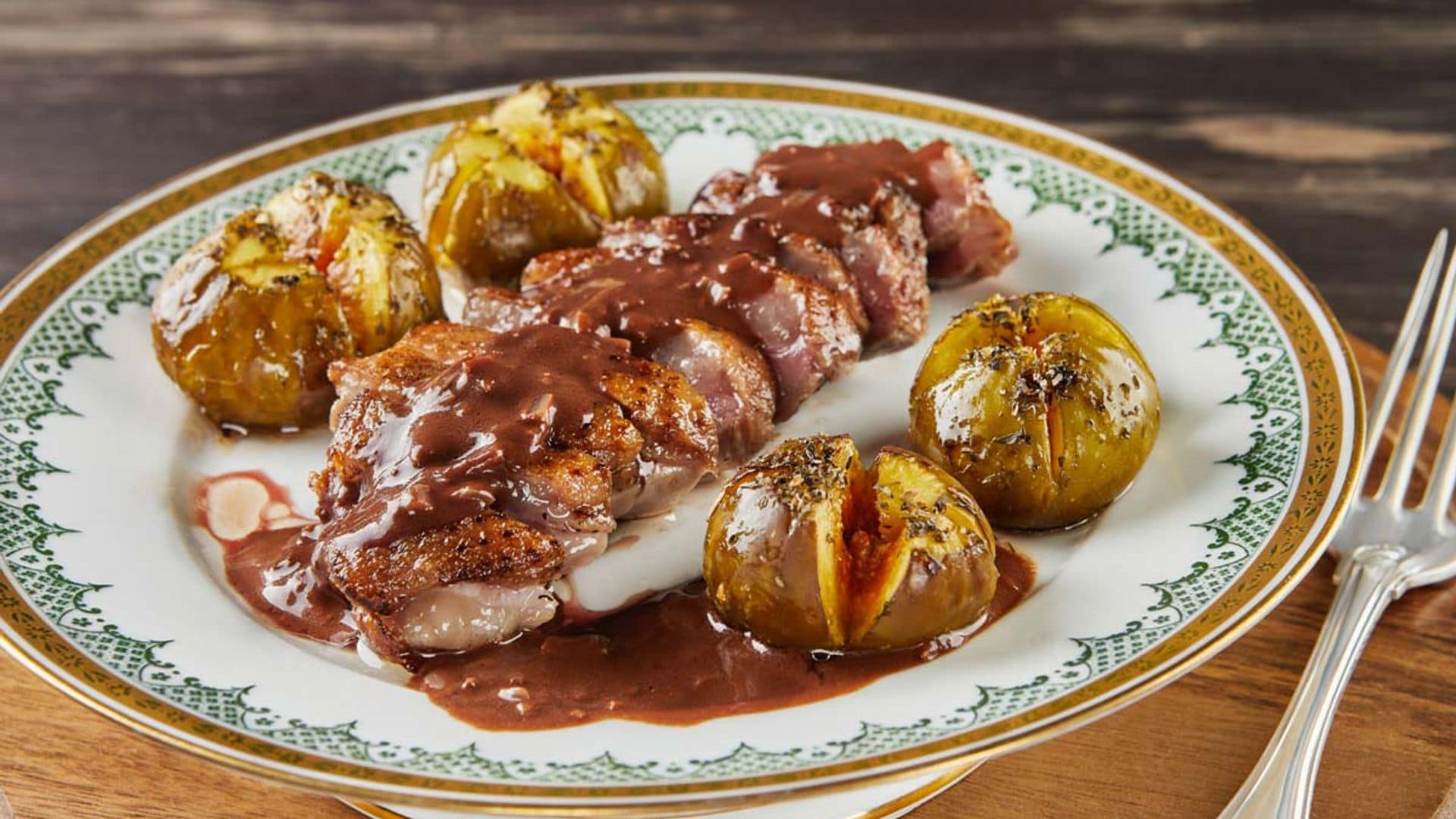 'Magret' de pato con salsa de chocolate e higos asados