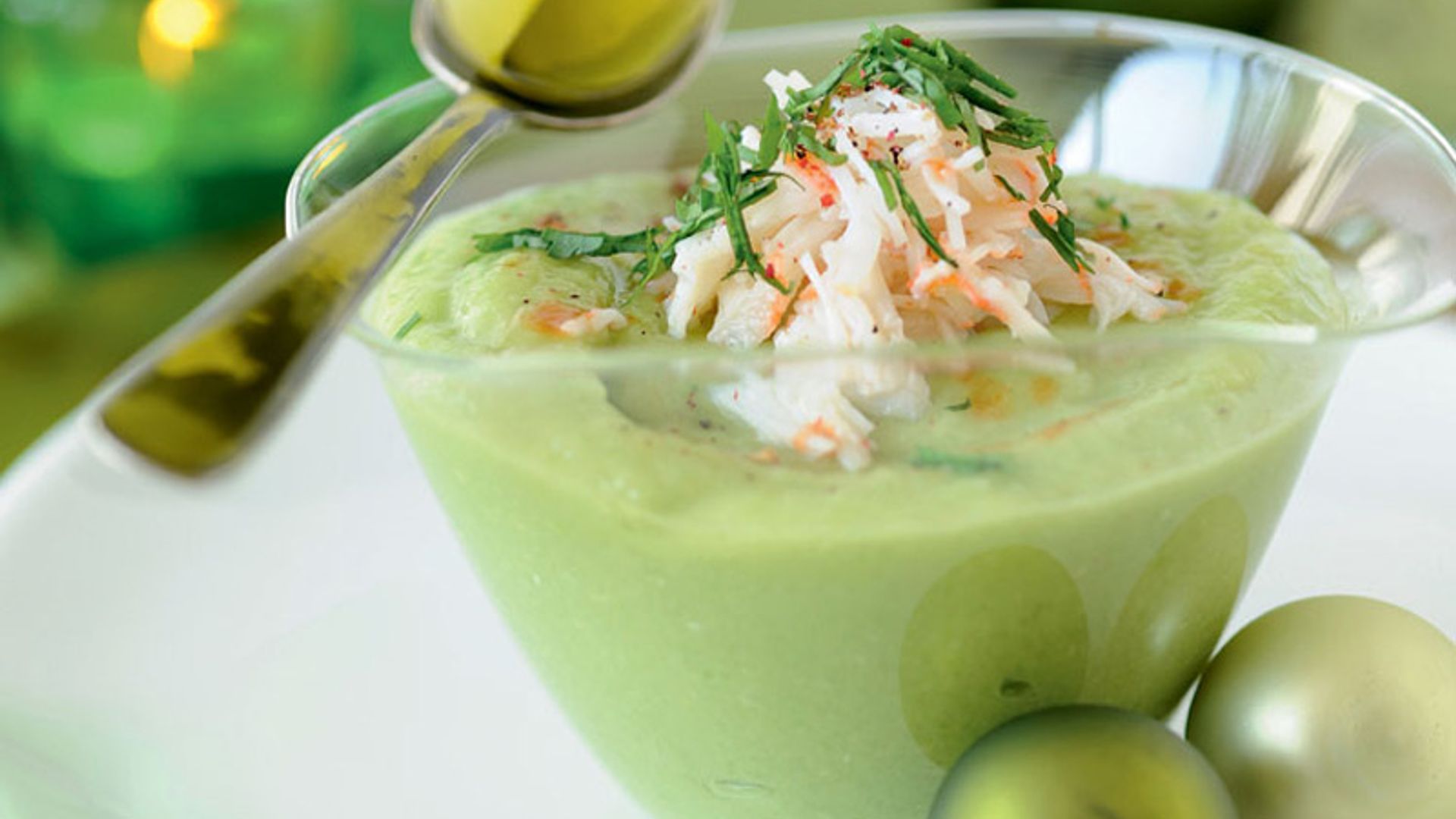 Gazpacho de aguacate con carne de cangrejo